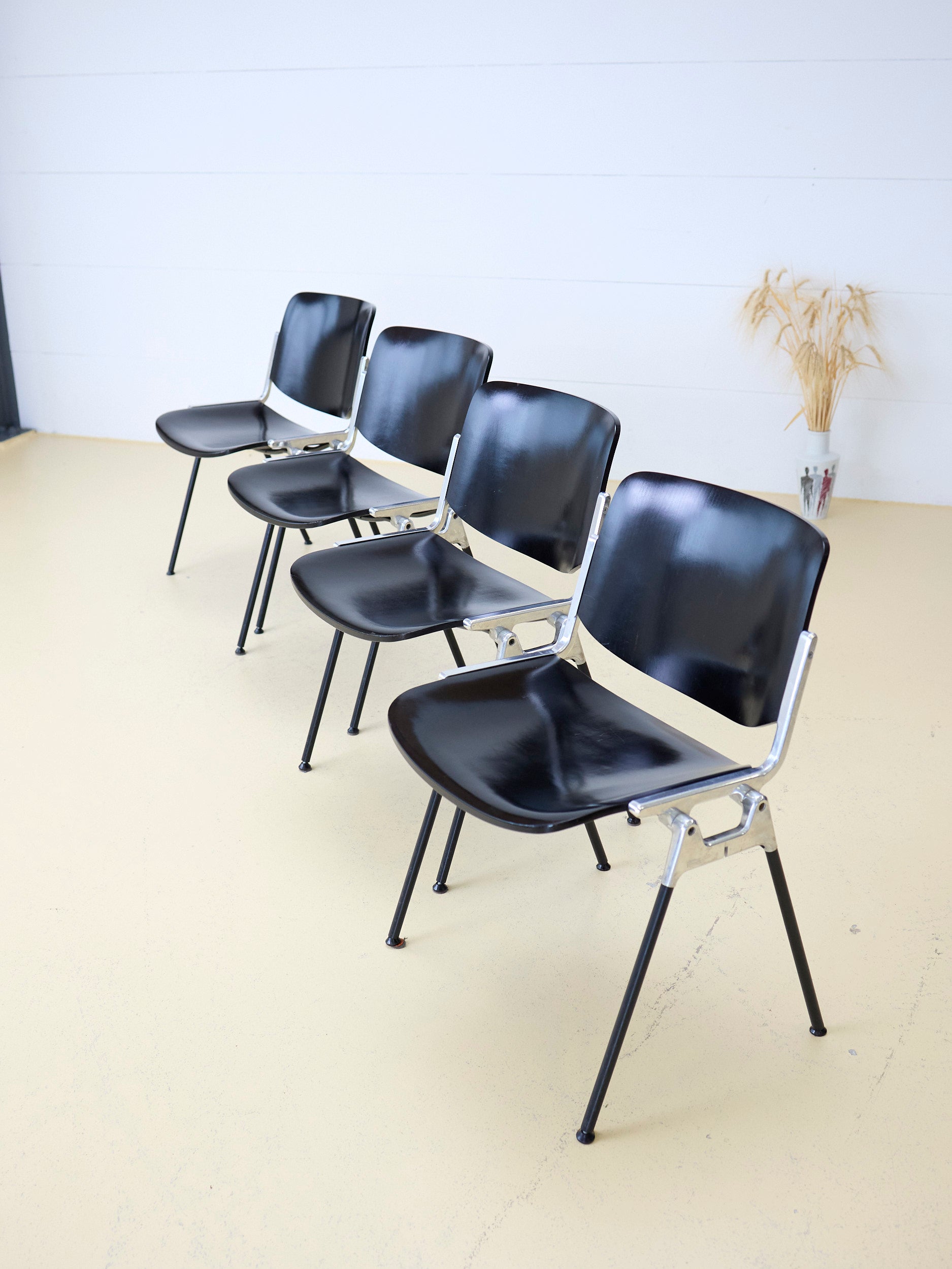 Castelli DSC 106 Stuhl von Giancarlo Piretti. Italienische Designklassiker für das Büro, den Meetingraum oder das Sitzungszimmer bei atelier TILIJA.