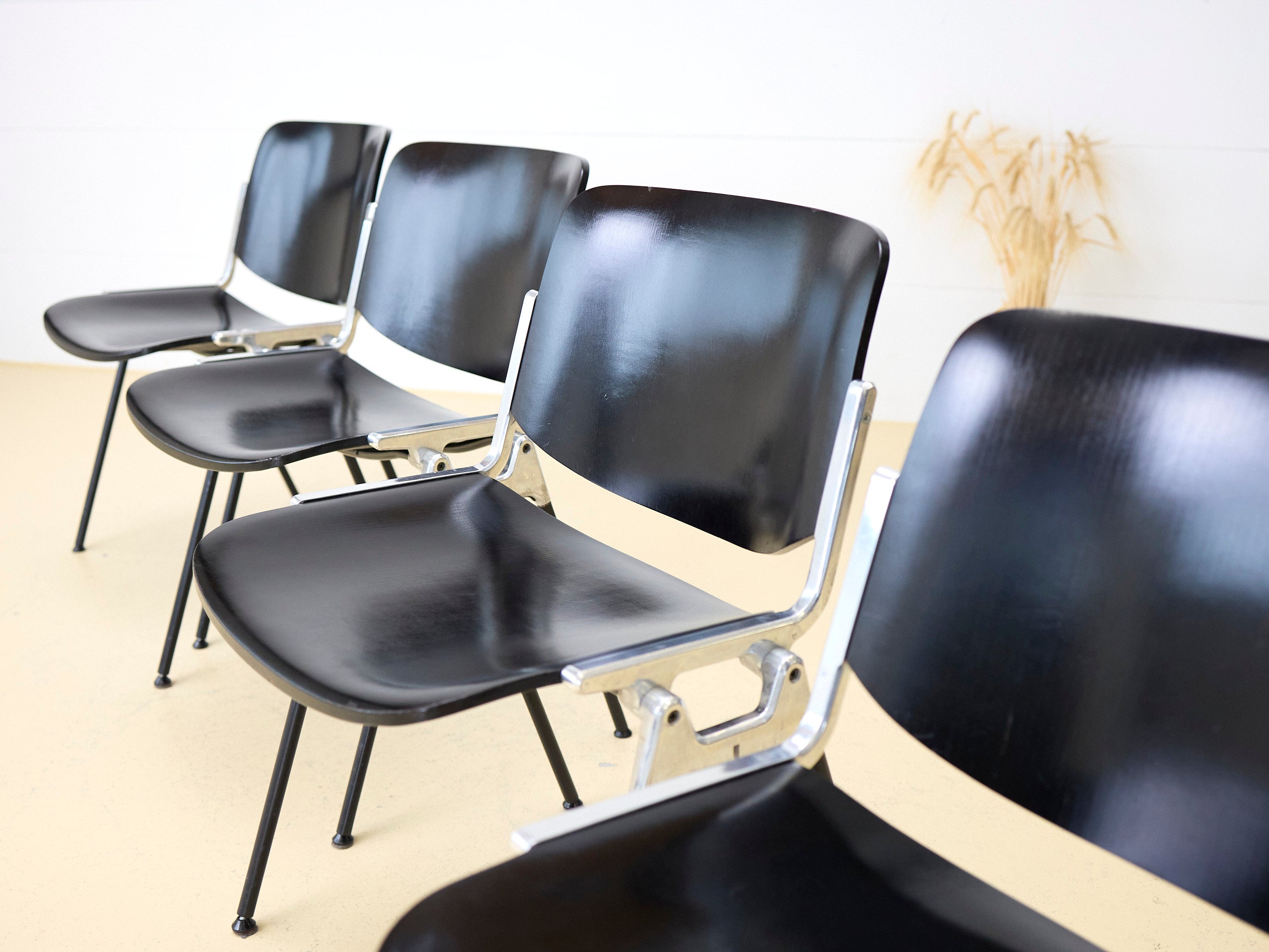 Castelli DSC 106 Stuhl von Giancarlo Piretti. Italienische Designklassiker für das Büro, den Meetingraum oder das Sitzungszimmer bei atelier TILIJA.