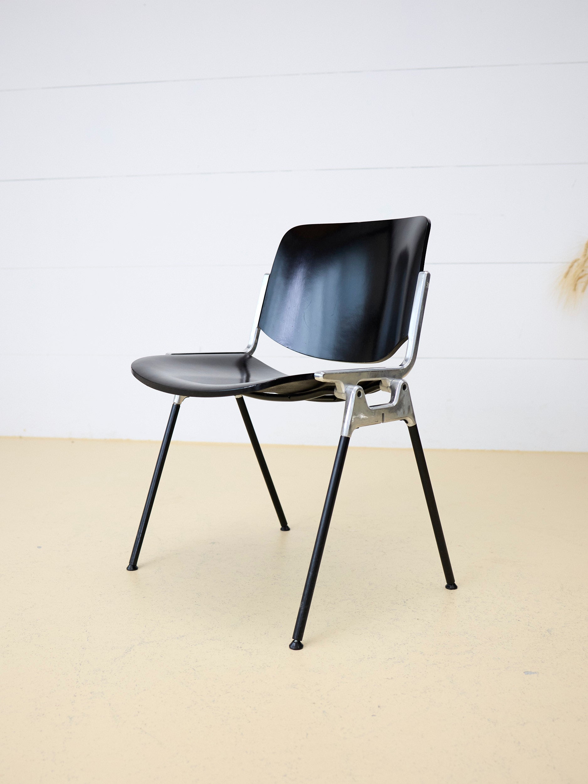 Castelli DSC 106 Stuhl von Giancarlo Piretti. Italienische Designklassiker für das Büro, den Meetingraum oder das Sitzungszimmer bei atelier TILIJA.