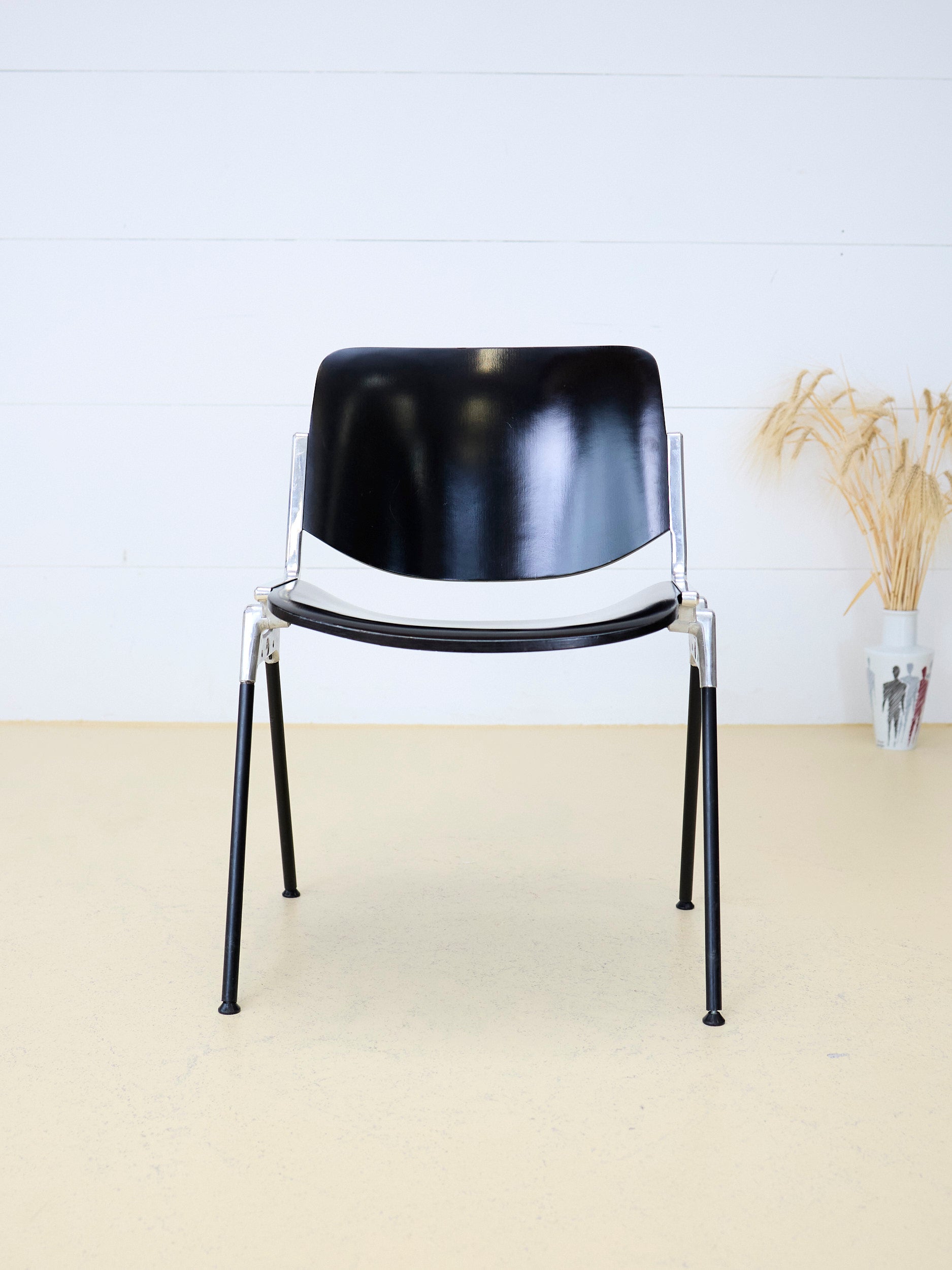 Castelli DSC 106 Stuhl von Giancarlo Piretti. Italienische Designklassiker für das Büro, den Meetingraum oder das Sitzungszimmer bei atelier TILIJA.