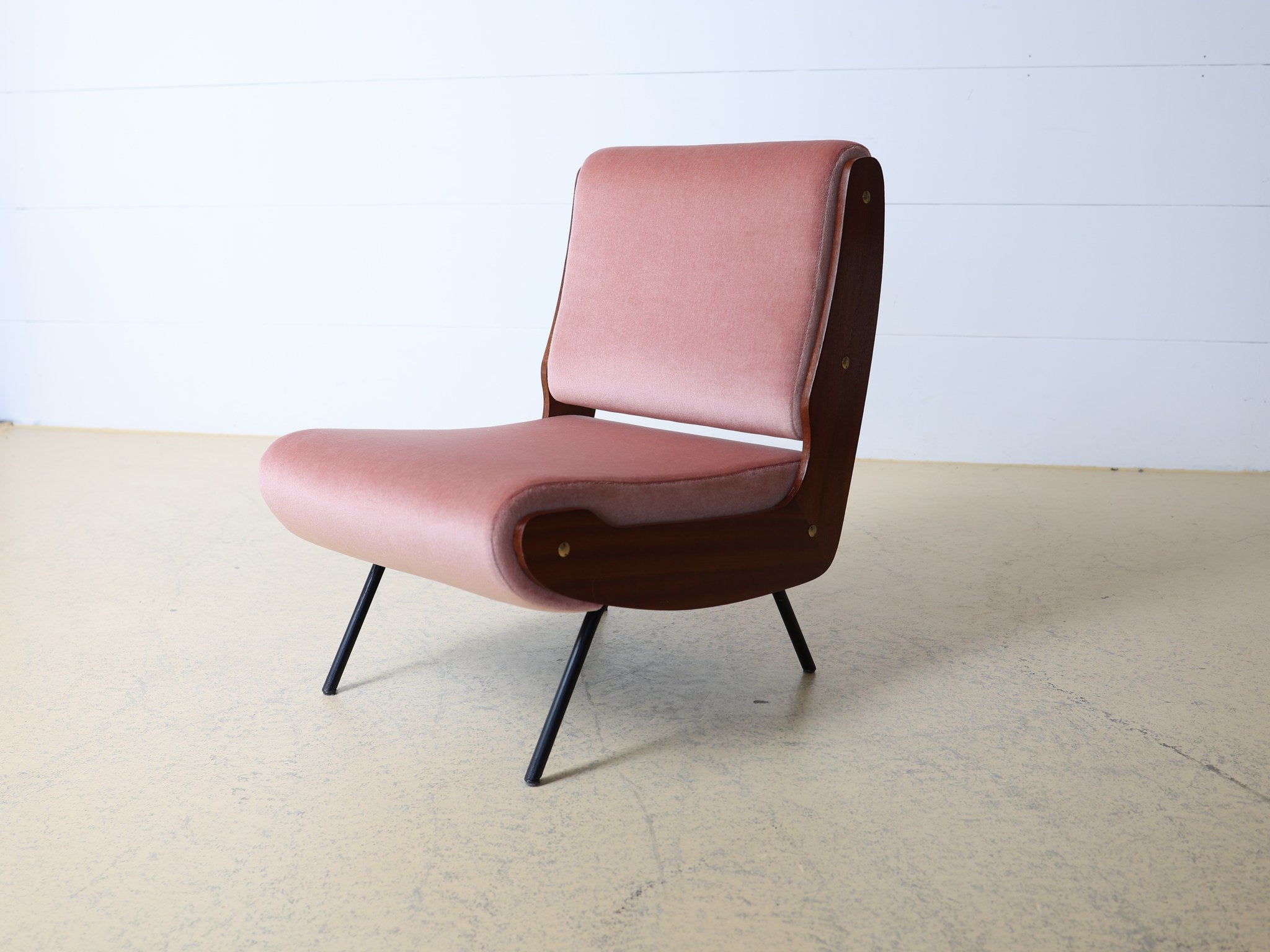 Detailaufnahme der Messingnieten und Holzschale am italienischen Vintage-Sessel