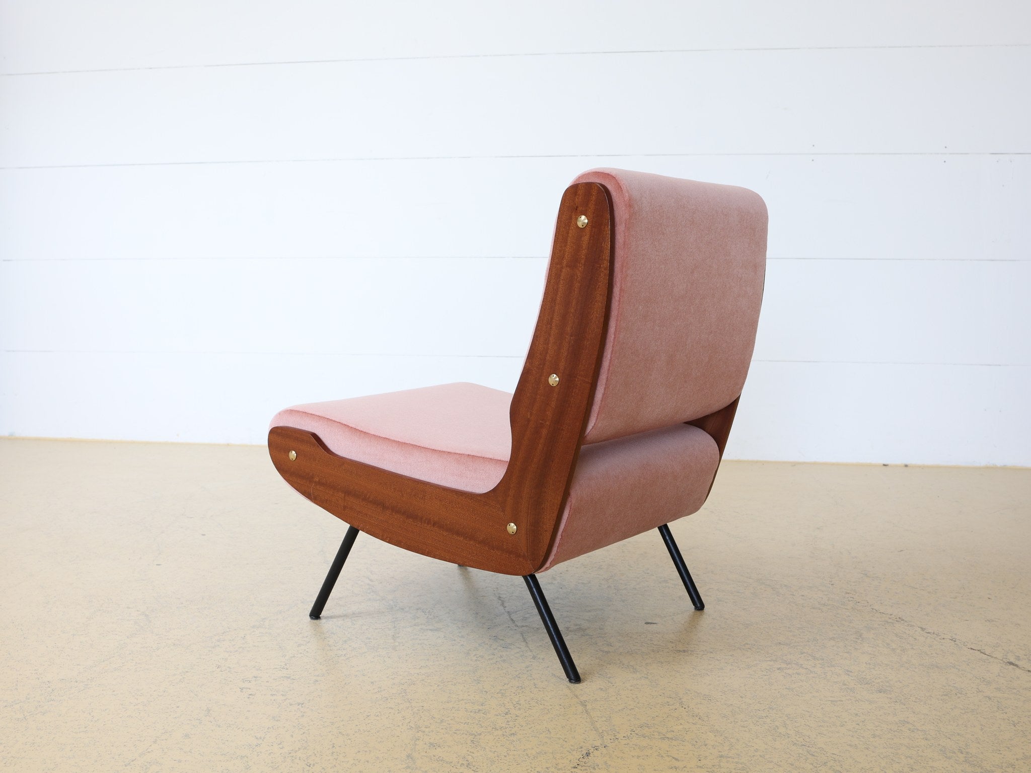 Italienischer Mid-Century Sessel 1950er Jahre mit rosa Samtpolsterung und Holzschale Frontansicht
