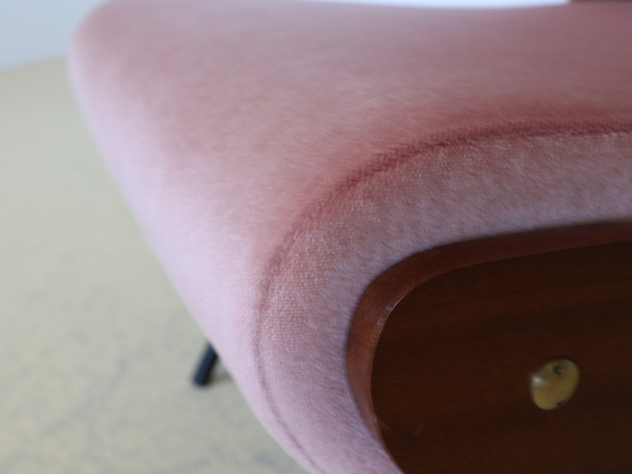 Rosa Samtpolsterung des italienischen Mid-Century Sessels in Nahaufnahme