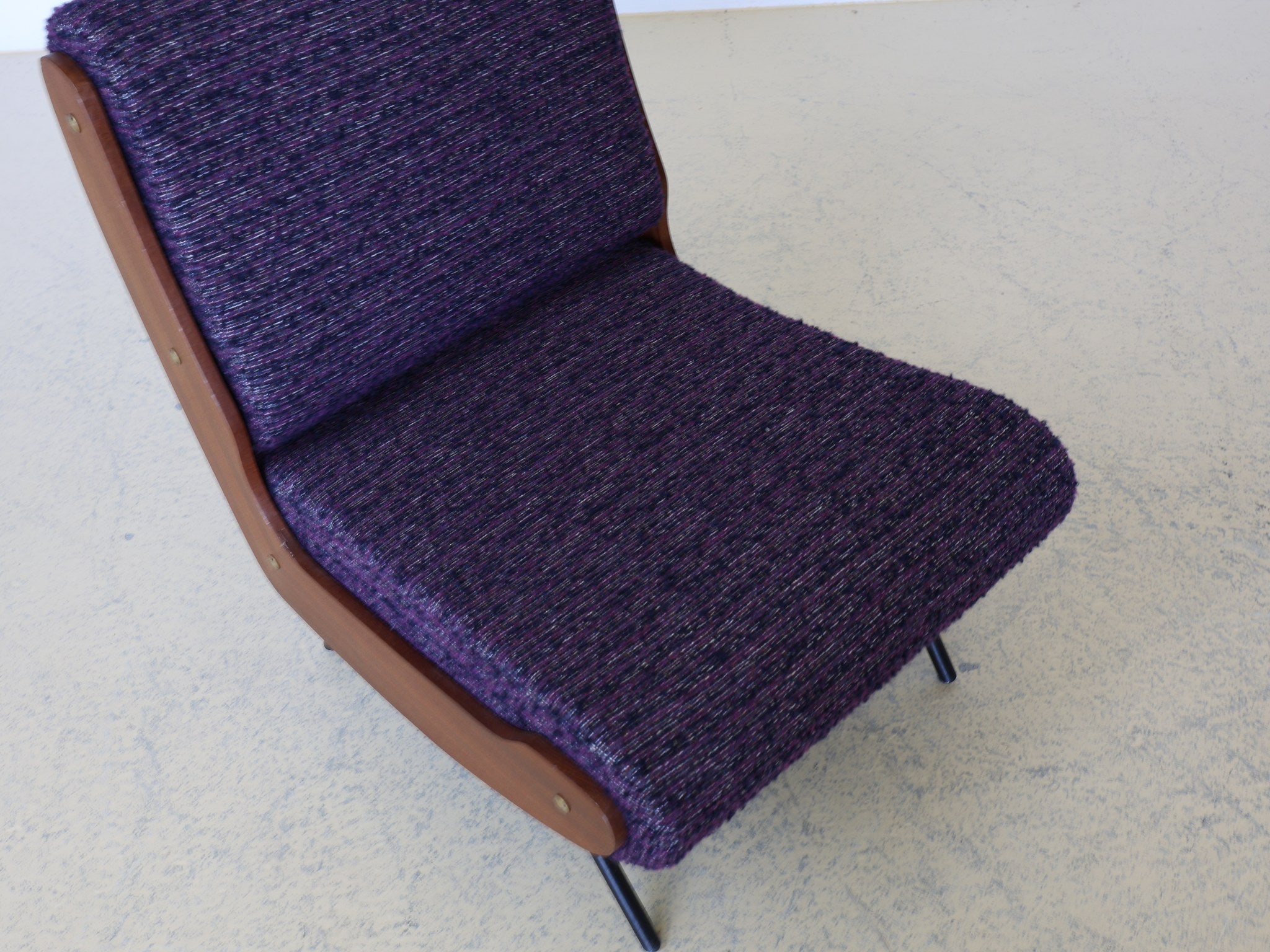 Mid-Century Hocker zylindrisch violett Seitenansicht bei atelier TILIJA