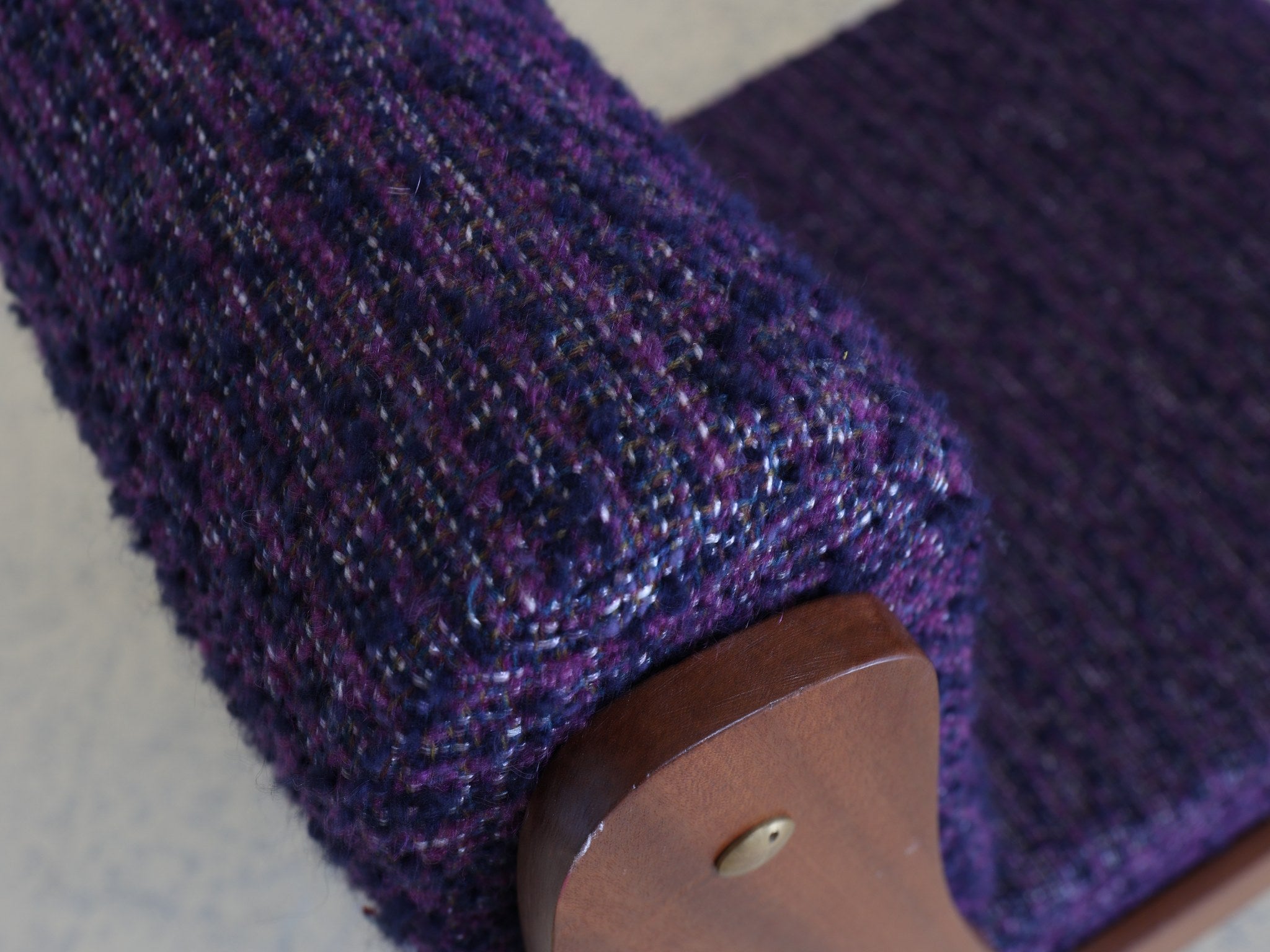 Vintage Bouclé Pouf auberginefarben hochwertige Polsterung Detail