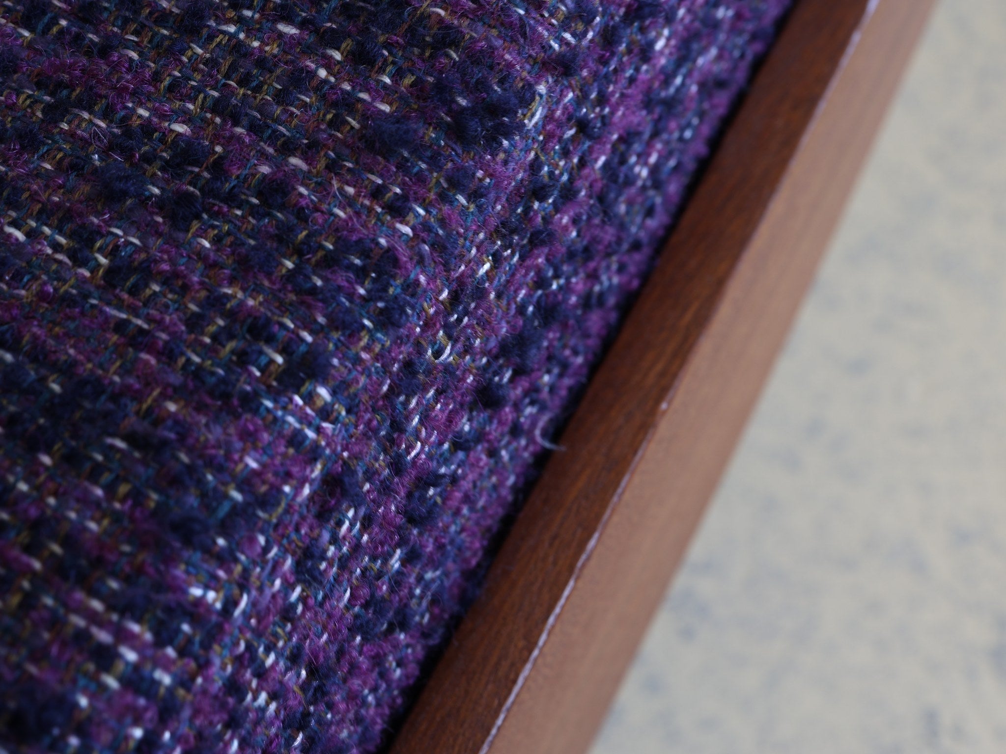 Zylindrischer Ottoman violett strukturierter Stoff Designklassiker
