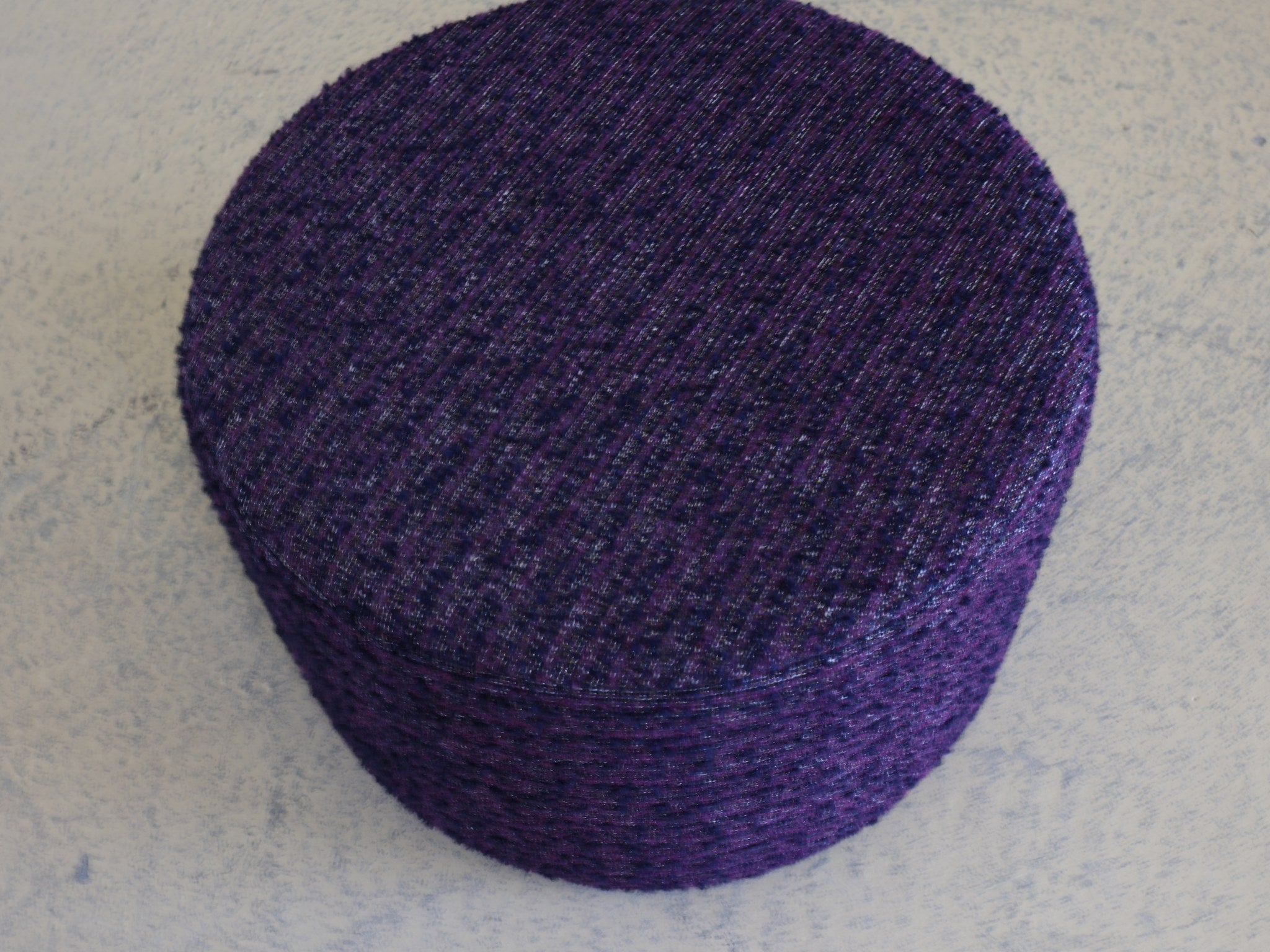 Zylindrischer Pouf in violettem Bouclé-Stoff Mid-Century Design Frontalansicht