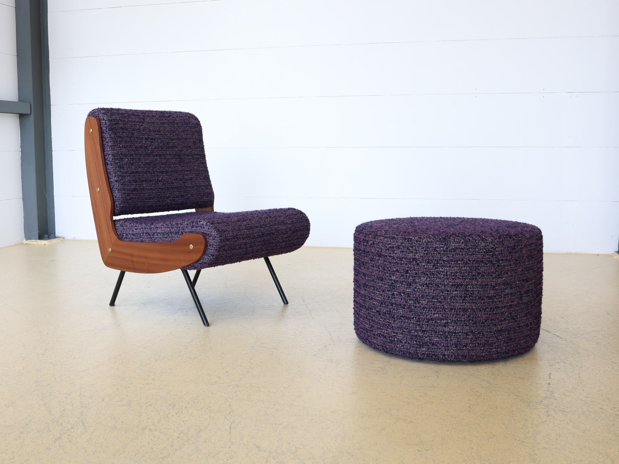 Vintage Pouf Aubergine Bouclé vollgepolstert Detailansicht Stoffstruktur