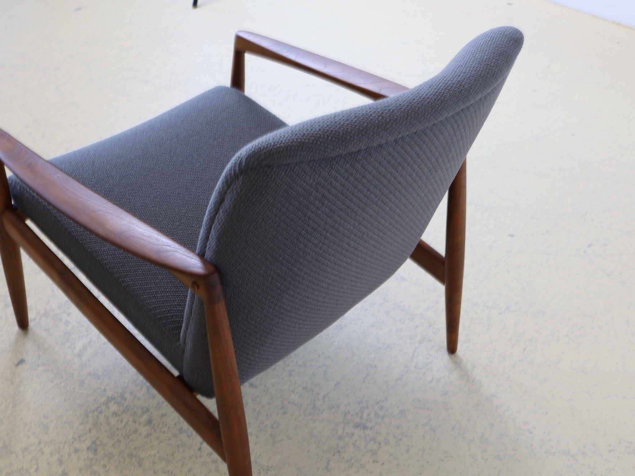 Skandinavischer Lounge Sessel Danish Modern mit grauem Textilbezug Frontalansicht