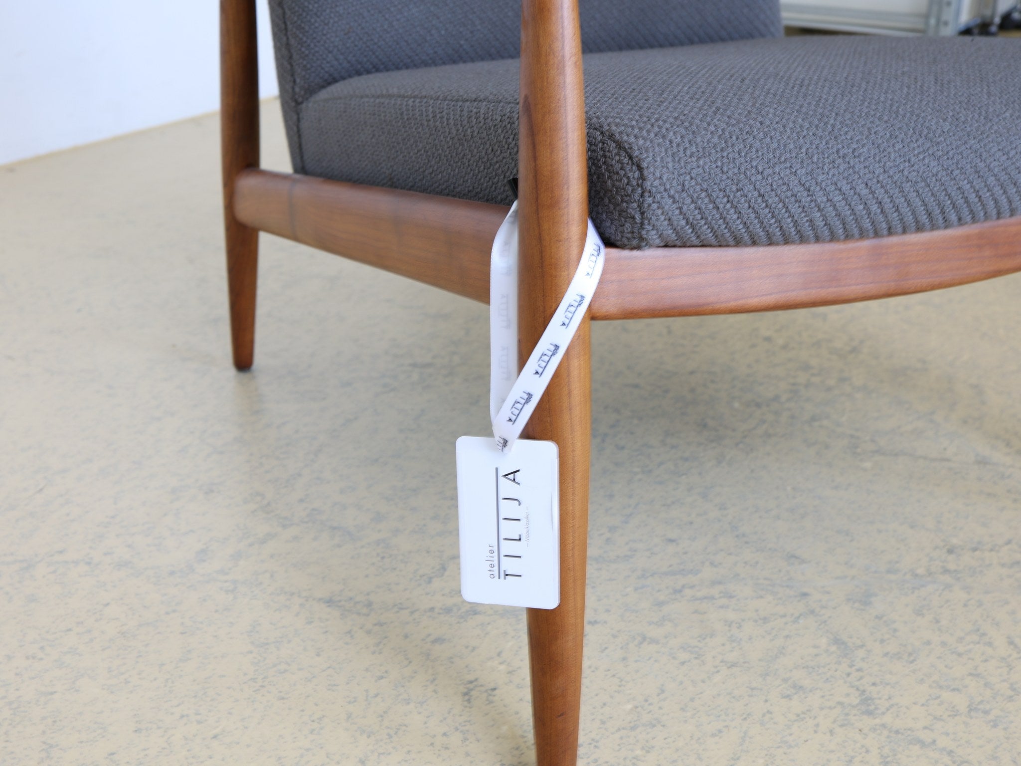 Danish Modern Sessel graue Polster konische Beine Seitenansicht