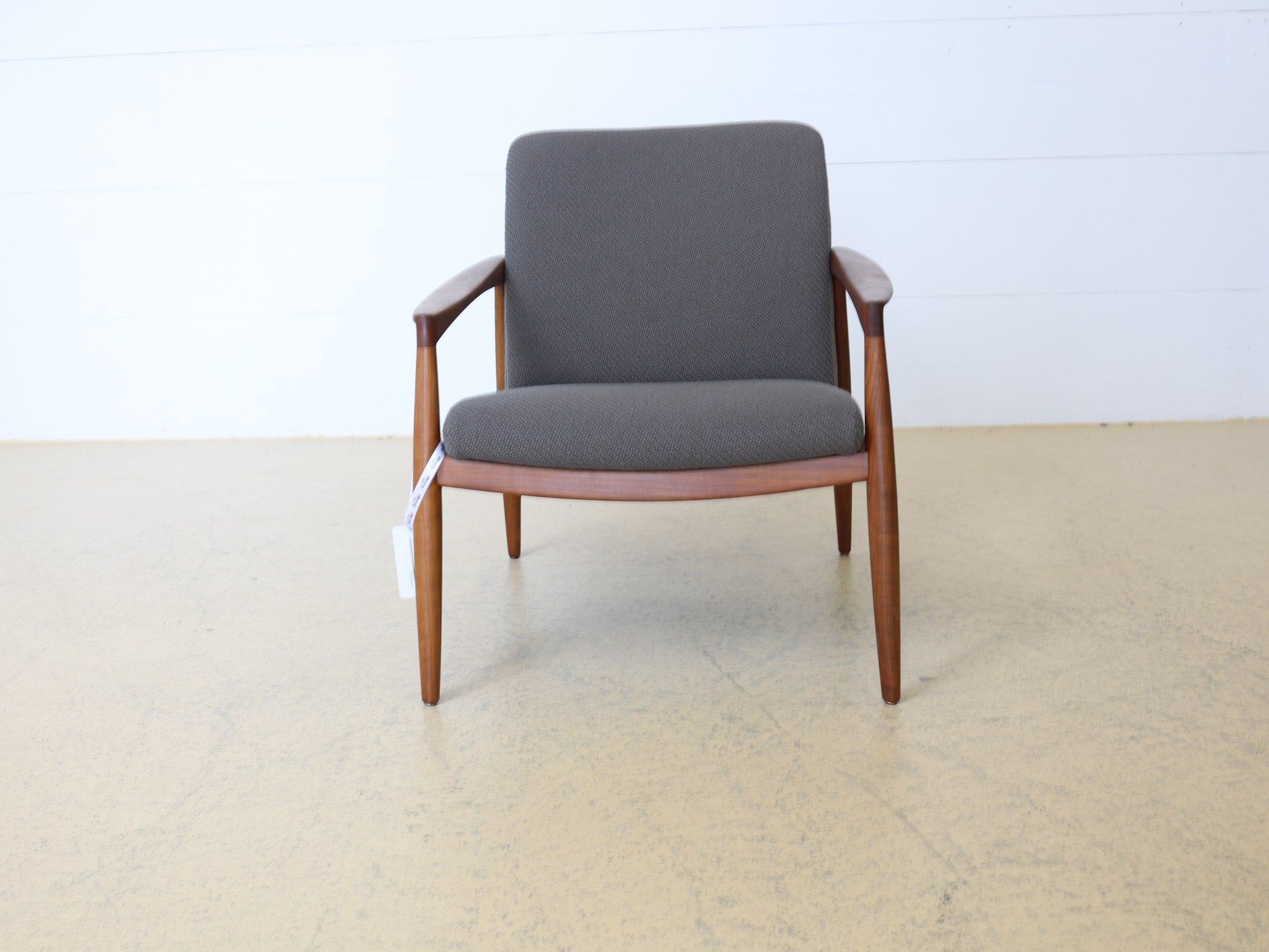 Skandinavischer Designsessel Massivholz Querstreben Konstruktion