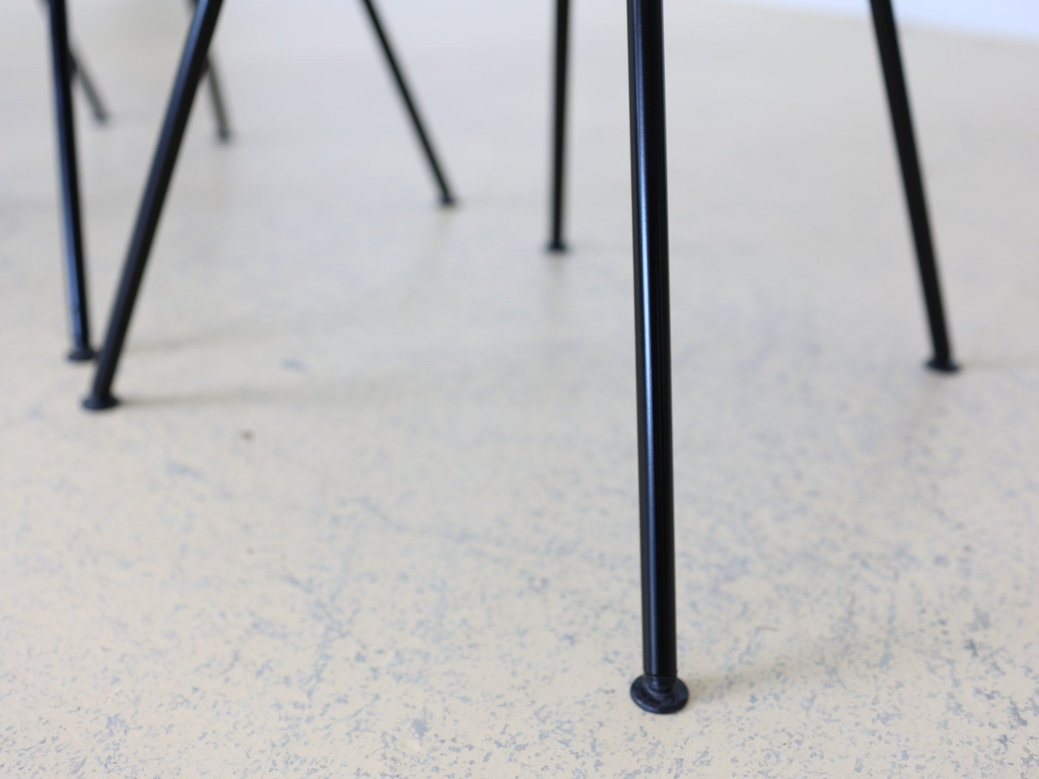 Rückansicht der organisch geformten Fiberglas-Schale mit sichtbarer Patina