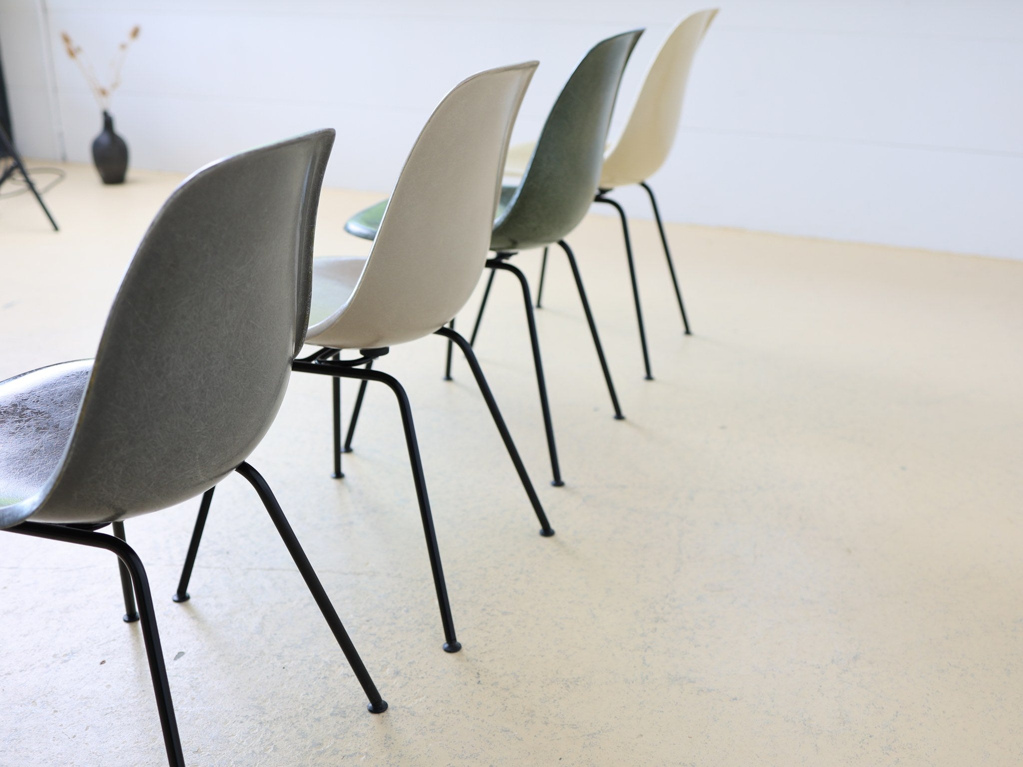 Eames DSX Stuhl in Olive Green Dark mit verchromtem H-Base Untergestell