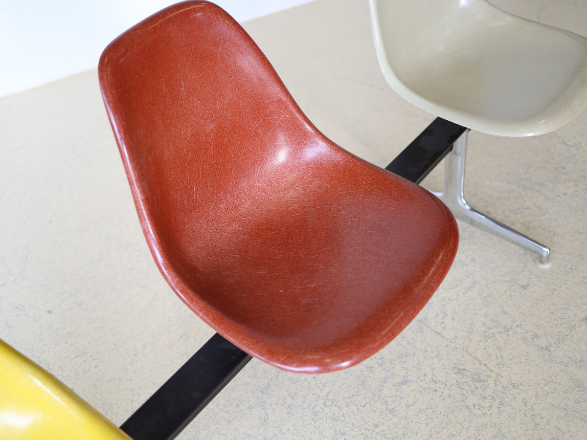 Eames Tandem Seating / La Fonda Base – 4-Sitzer Fiberglass Shell Chair Bench Foto 10