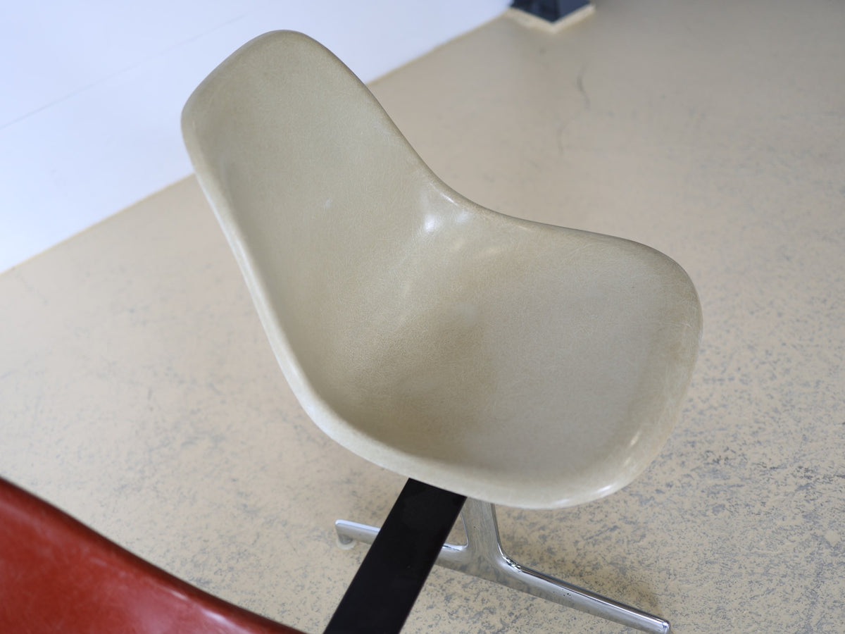 Eames Tandem Seating / La Fonda Base – 4-Sitzer Fiberglass Shell Chair Bench Foto 11