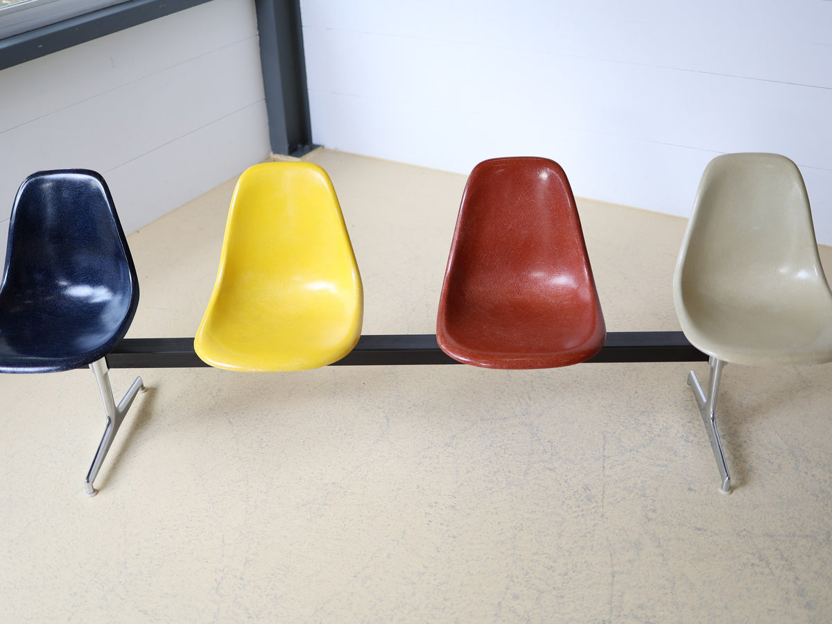 Eames Tandem Seating / La Fonda Base – 4-Sitzer Fiberglass Shell Chair Bench Foto 13