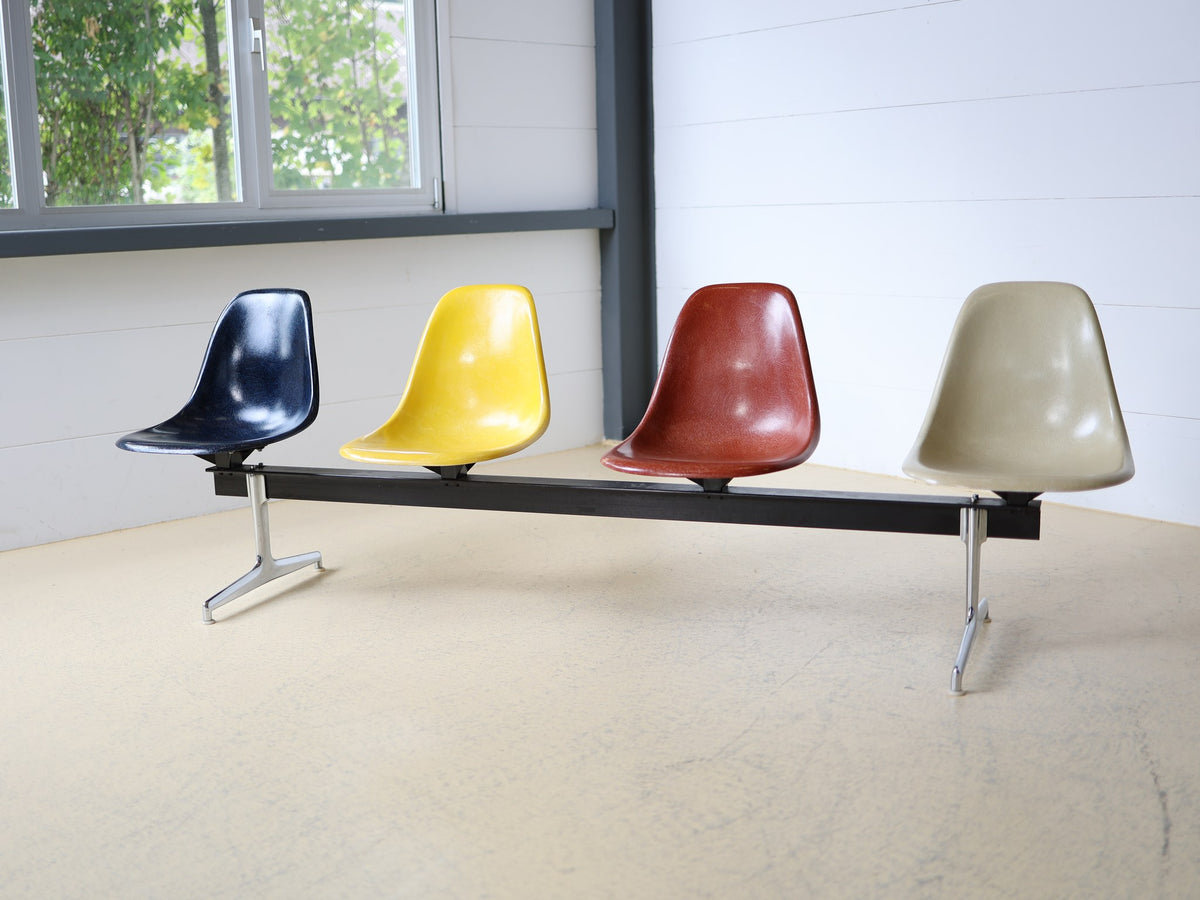Eames Tandem Seating / La Fonda Base – 4-Sitzer Fiberglass Shell Chair Bench Foto 14