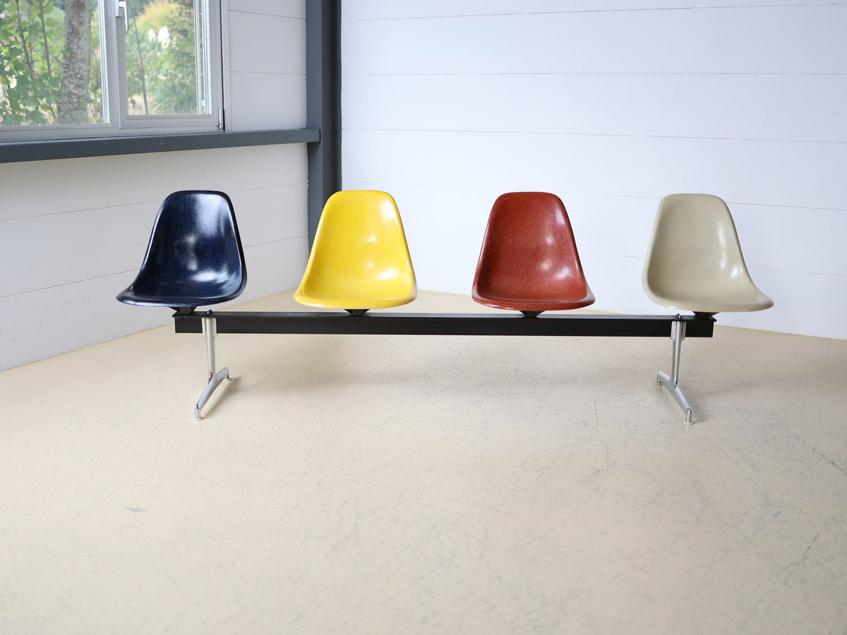 Eames Tandem Seating / La Fonda Base – 4-Sitzer Fiberglass Shell Chair Bench Foto 2