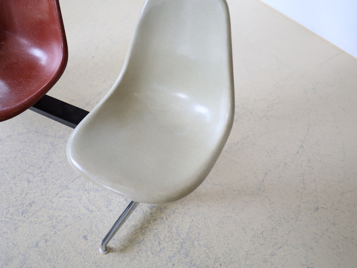 Eames Tandem Seating / La Fonda Base – 4-Sitzer Fiberglass Shell Chair Bench Foto 6
