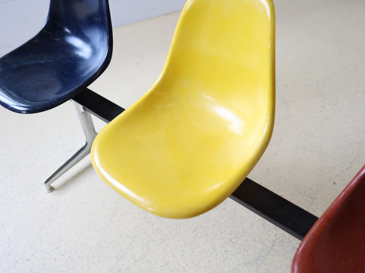 Eames Tandem Seating / La Fonda Base – 4-Sitzer Fiberglass Shell Chair Bench Foto 8