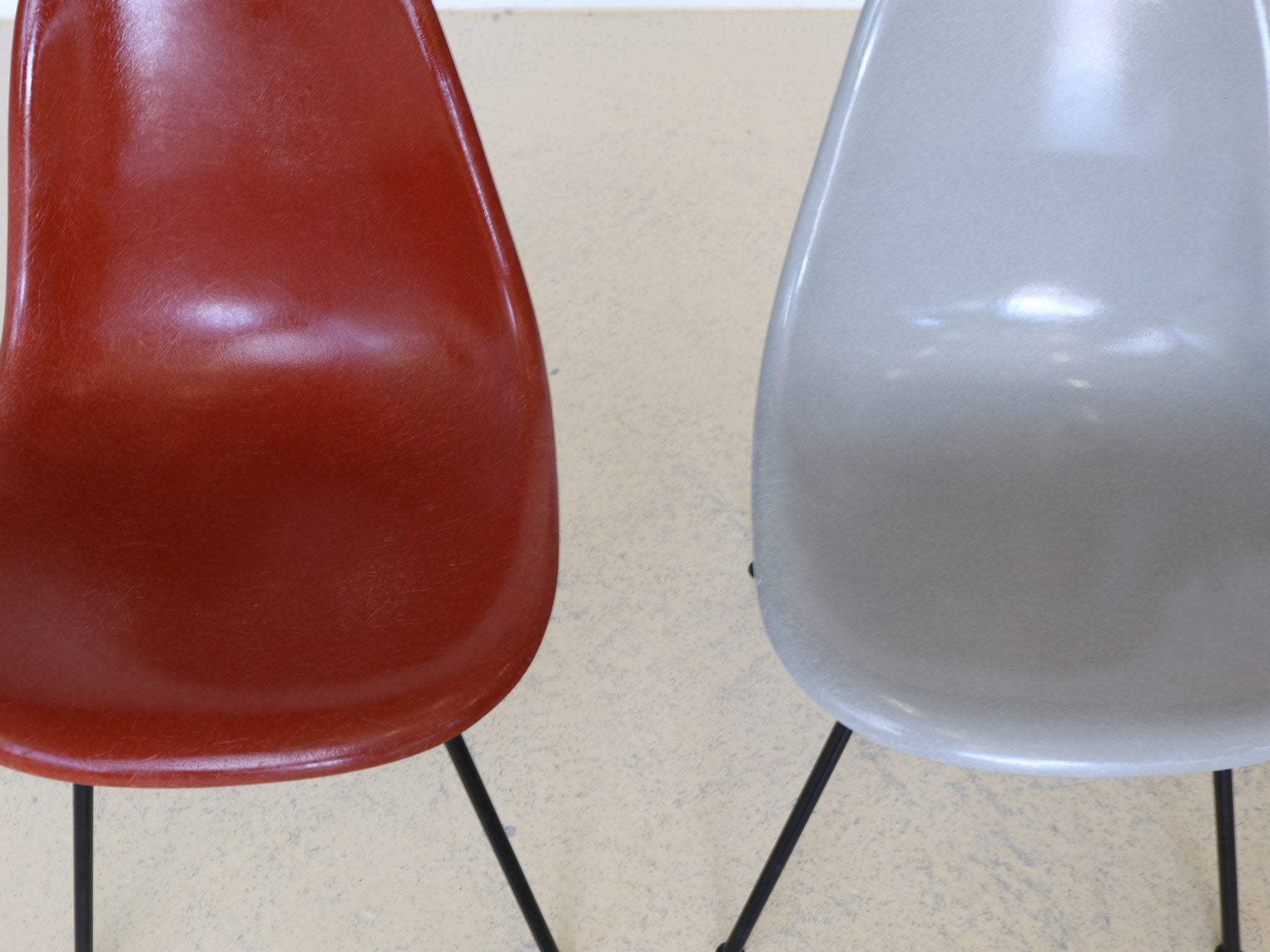 Eames DSX Fiberglass Elephant Hide Grey und Seal Brown Seitenansicht