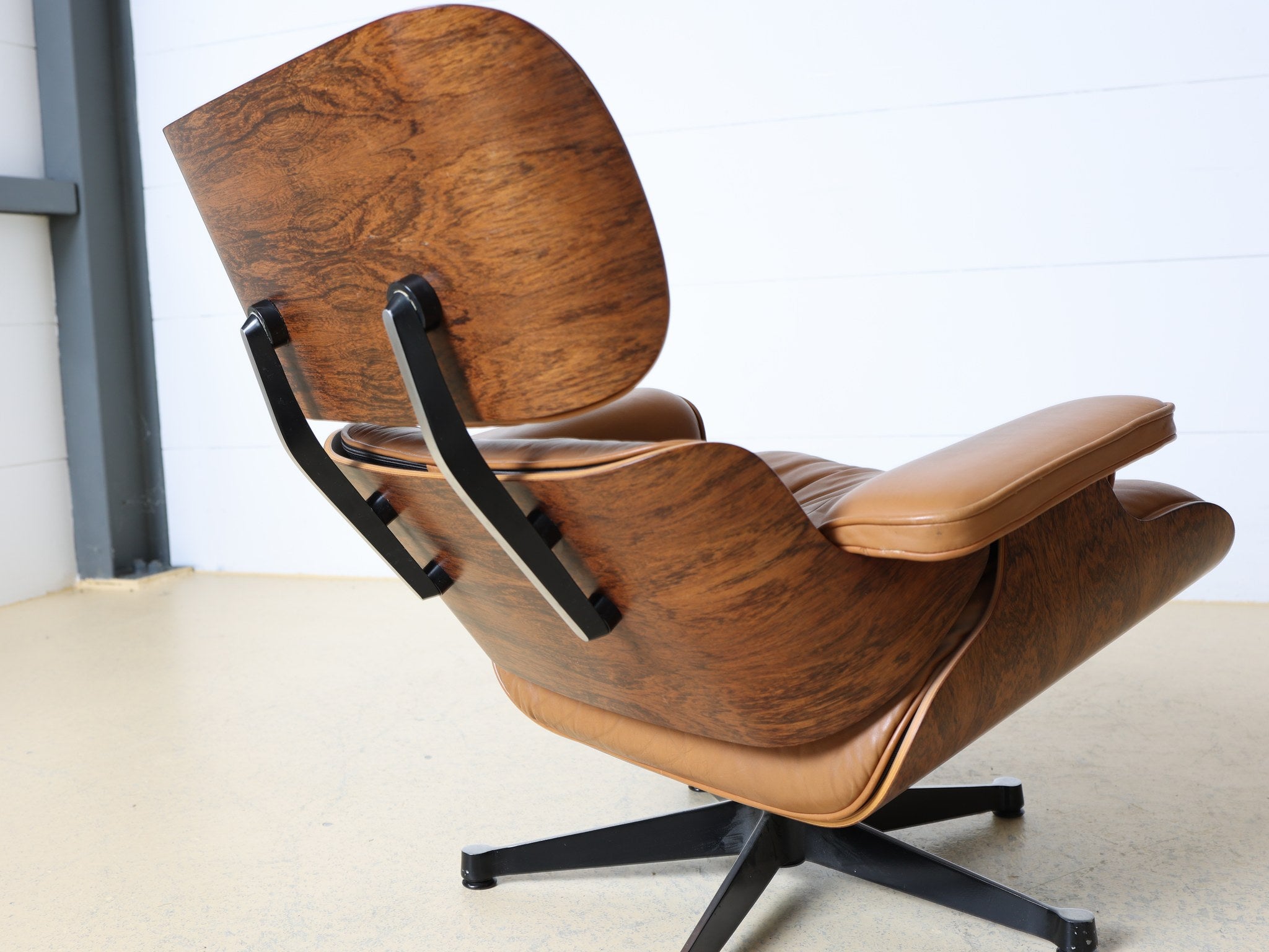 Eames Lounge Chair 670 Herman Miller Palisander Tan Leder Frontalansicht