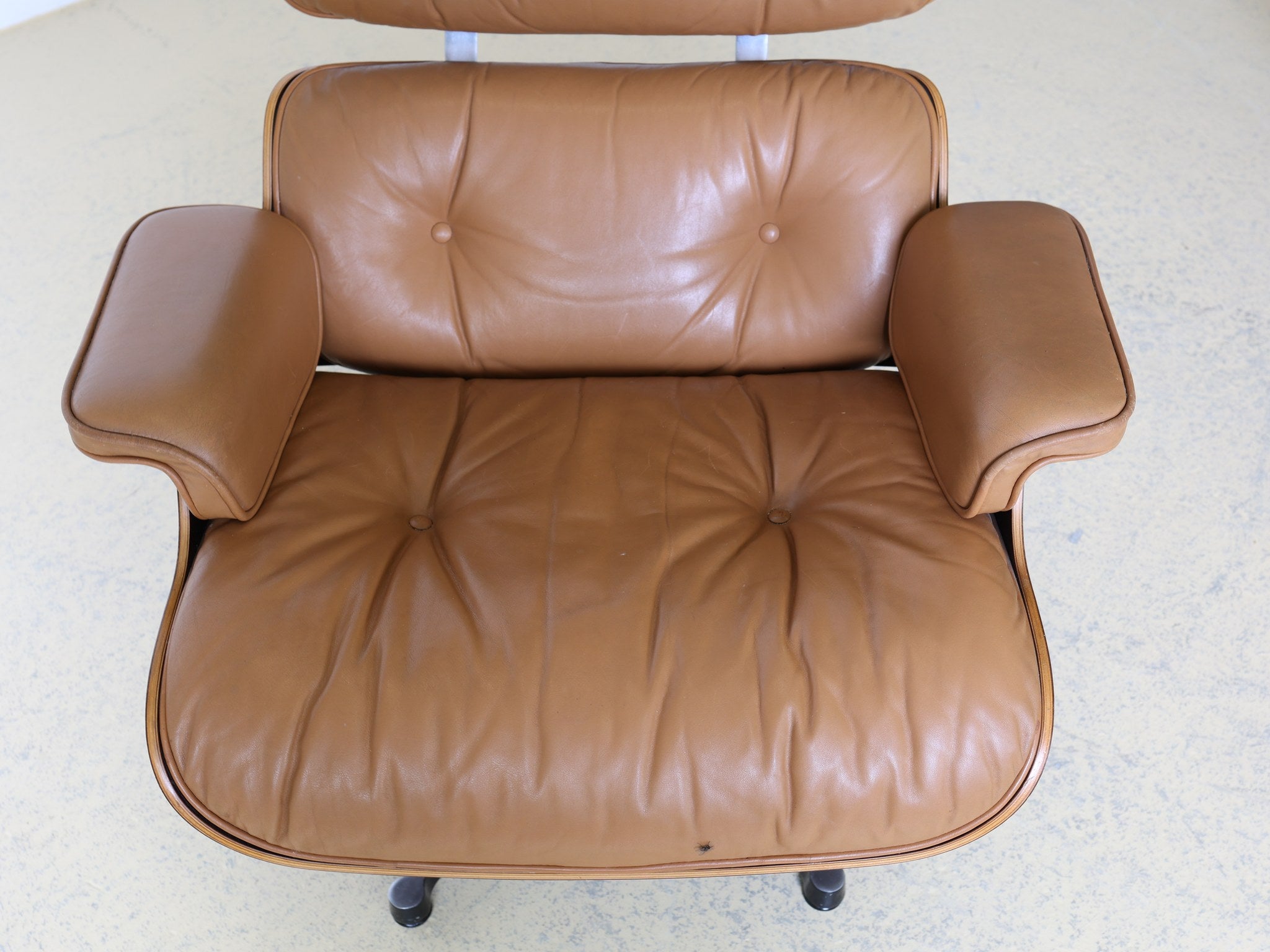 Eames Lounge Chair 670 Herman Miller Fünfsternfuss Aluminium Detail