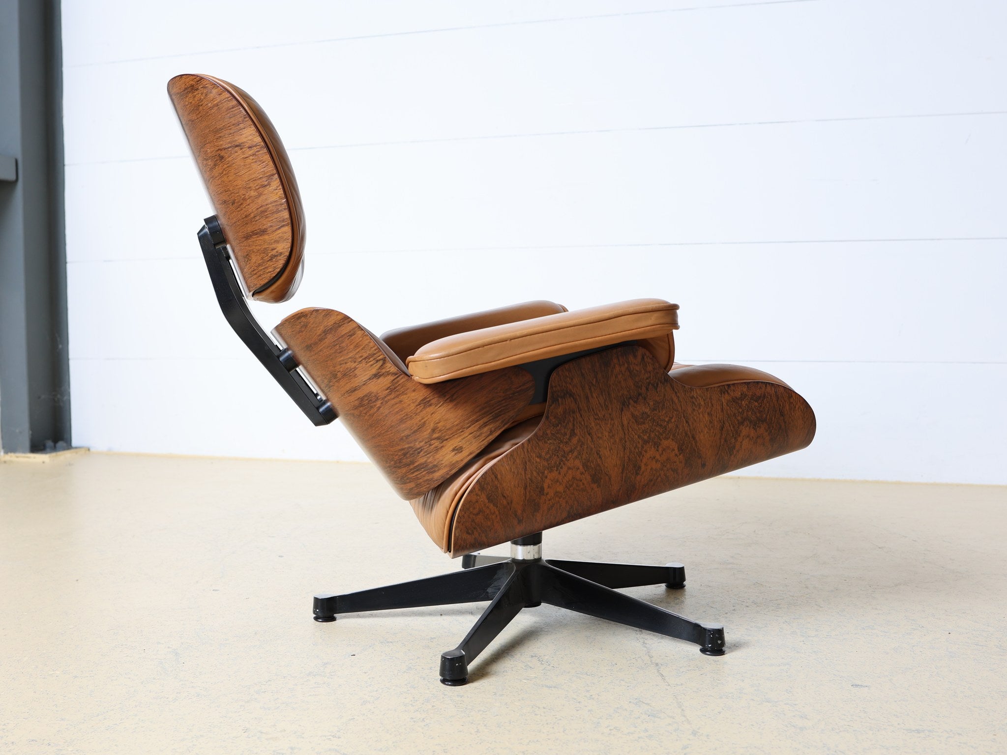 Eames Lounge Chair 670 Seitenansicht mit Palisander-Schalen und Shock Mounts