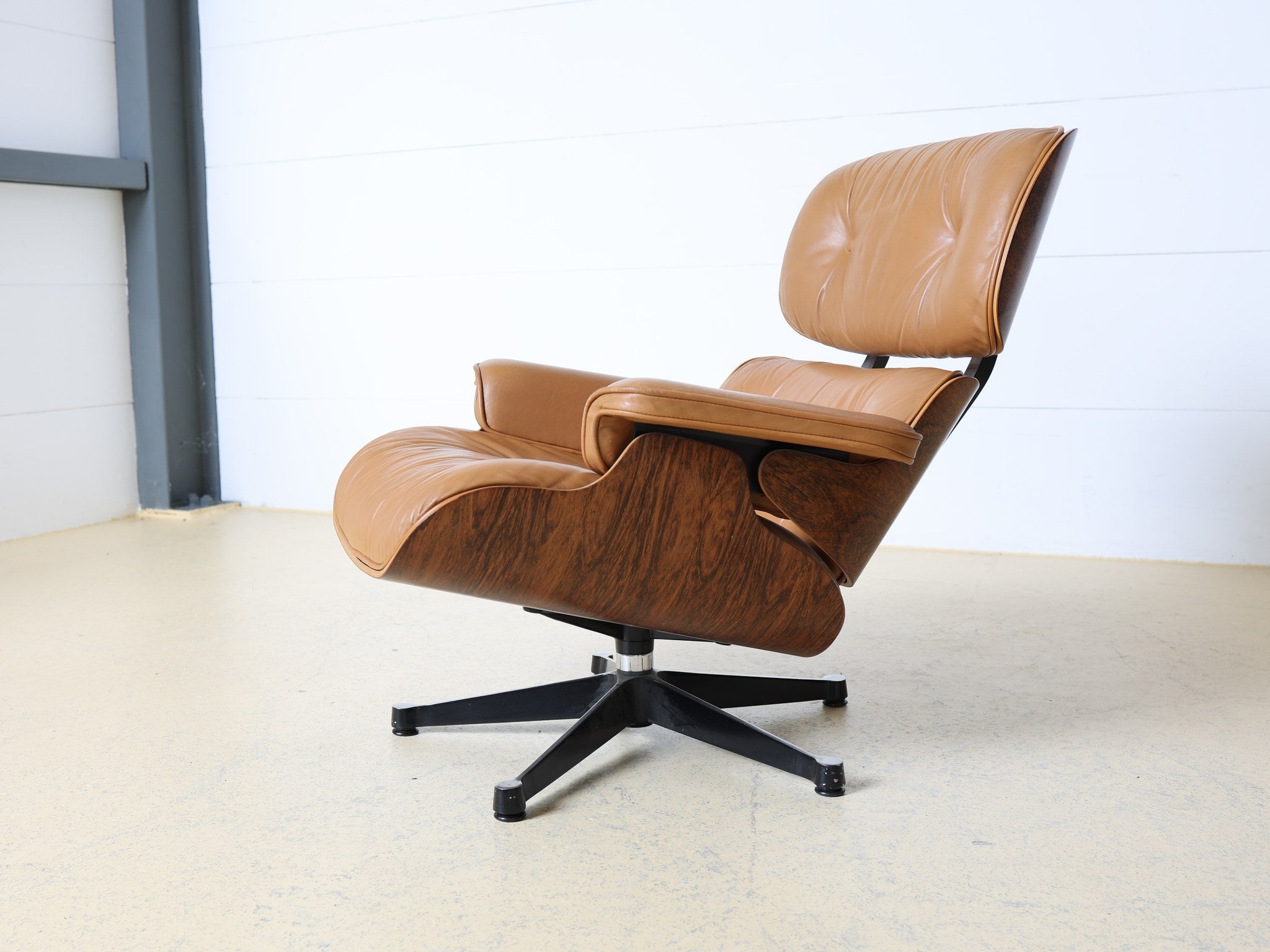 Eames Lounge Chair 670 Herman Miller schwarzes Aluminium-Drehgestell