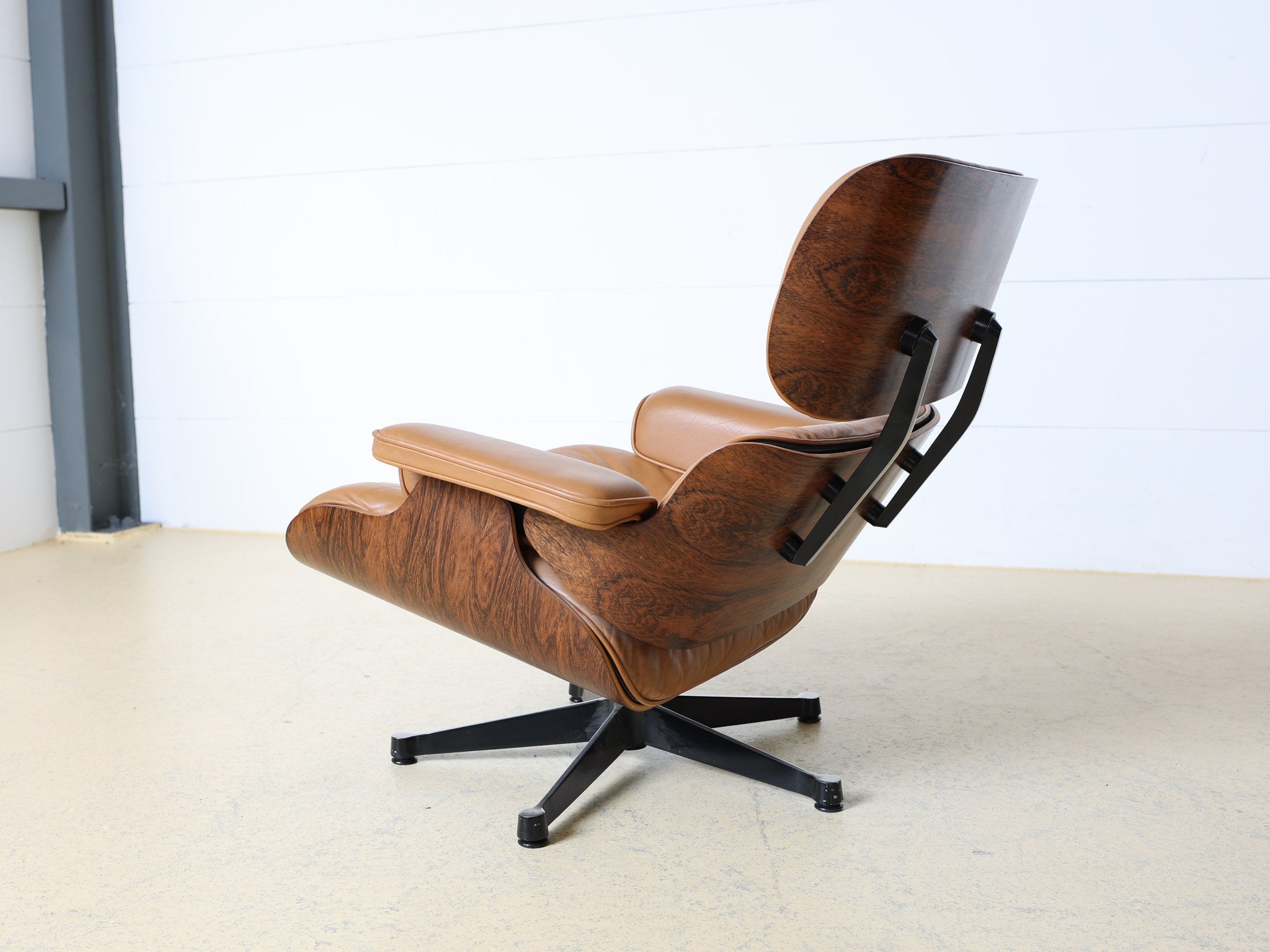 Eames Lounge Chair Tan Leder Polsterung mit Tufting-Knöpfen Detailansicht