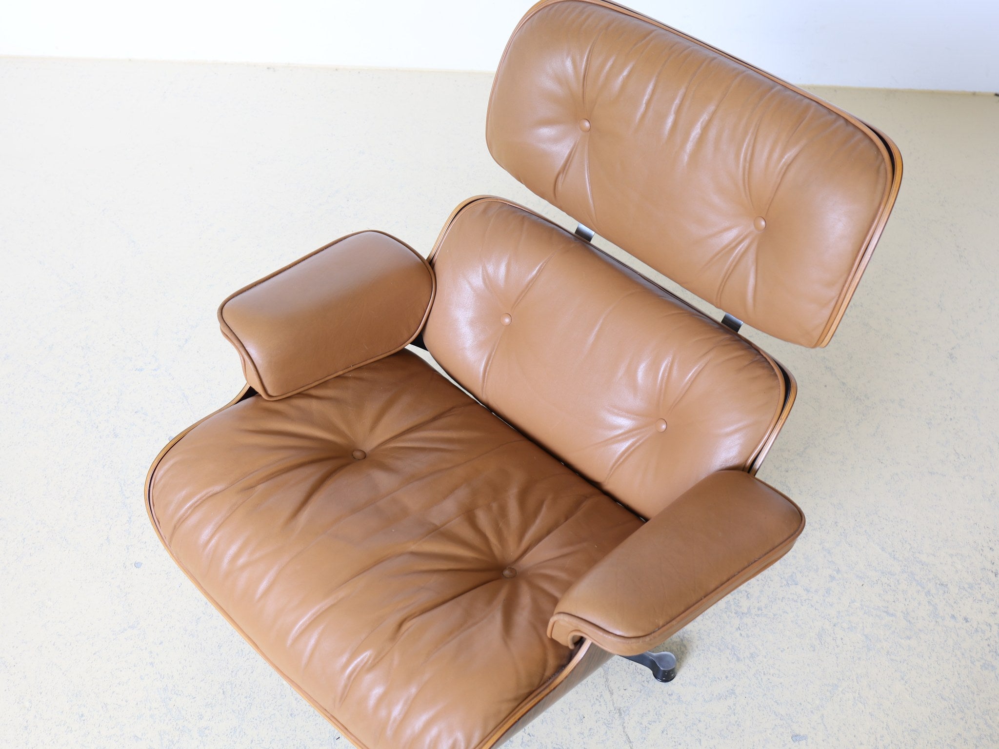 Eames Lounge Chair Sitzfläche Tan Cognac Leder Nahaufnahme