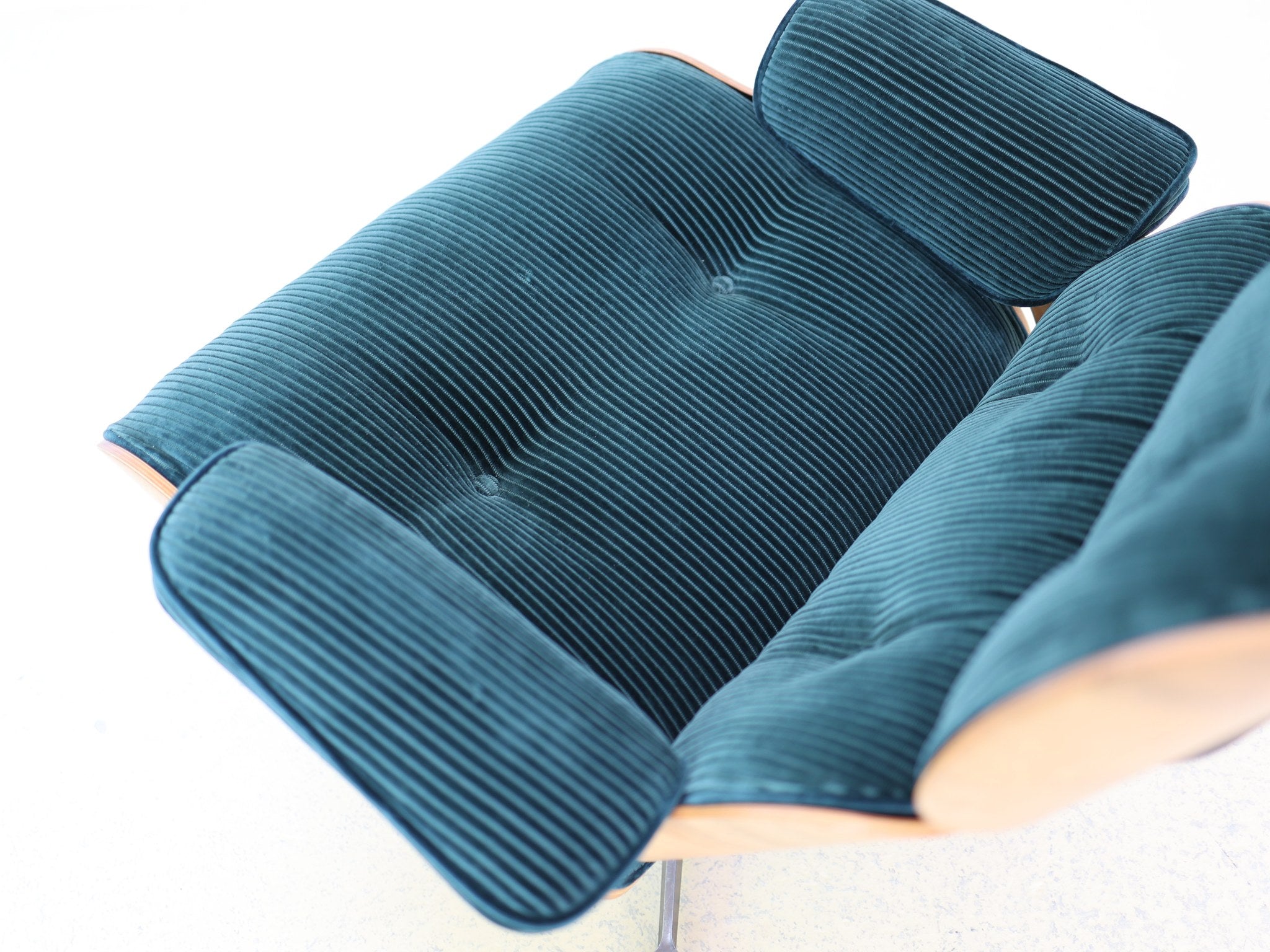 Eames Lounge Chair Herman Miller in Petrol Cord mit Walnuss-Schalen Frontansicht