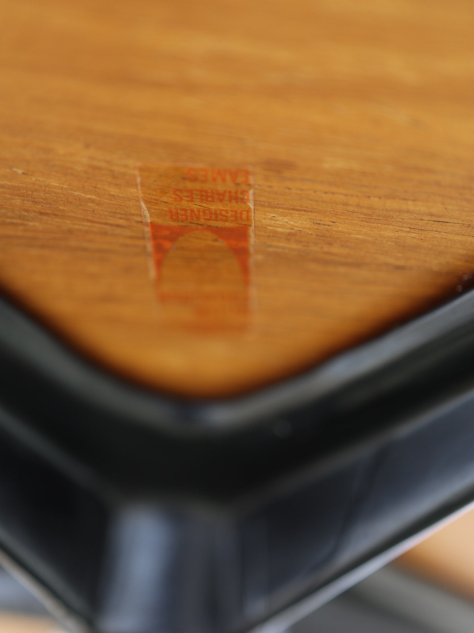 Eames Lounge Chair Cord-Polsterung Petrol Detailansicht der Sitzschale