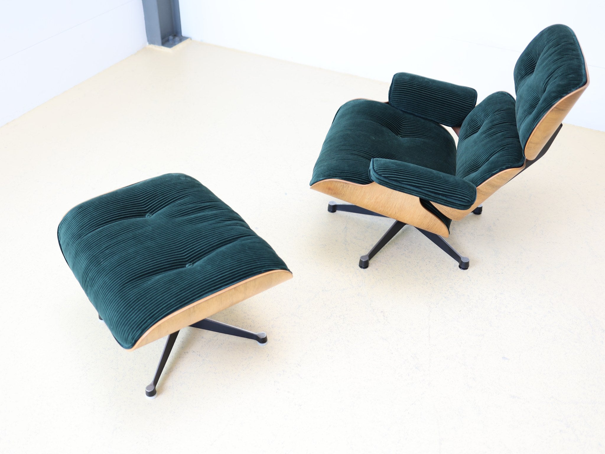 Eames Ottoman Herman Miller Walnuss Furnier mit Aluminium-Basis