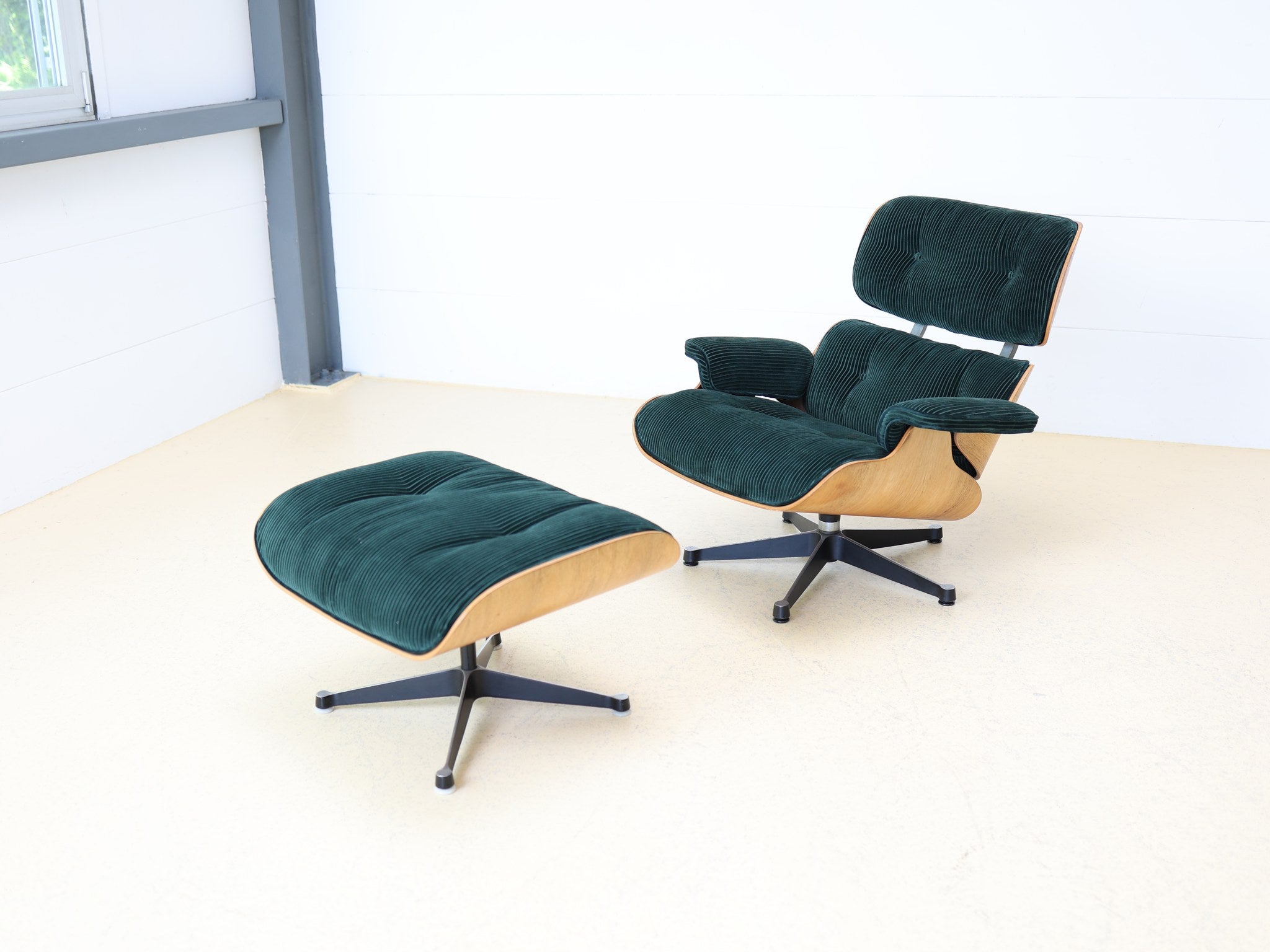 Eames Lounge Chair Set Seitenansicht zeigt Dreischalen-Konstruktion