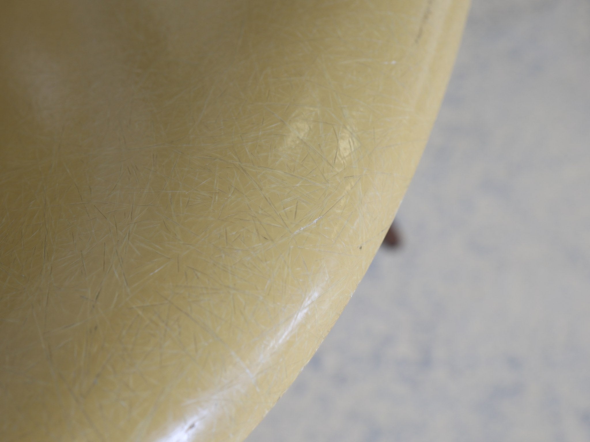Eames Fiberglass Chair Ochre Light originale Vintage Sitzschale von der Seite