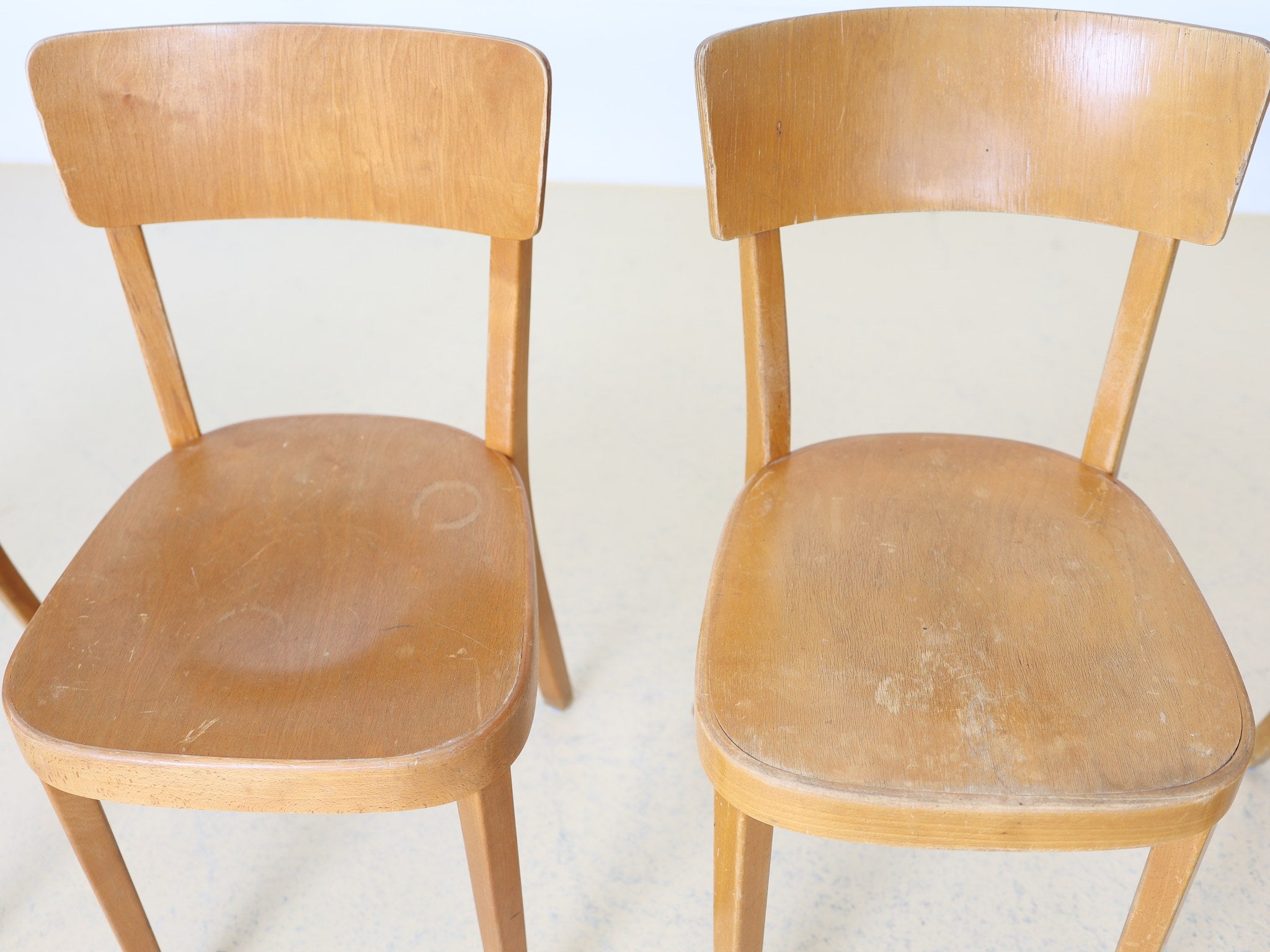 Horgen-Glarus Beizenstühle Seitenansicht zeigt klassische Bugholz-Rückenlehne