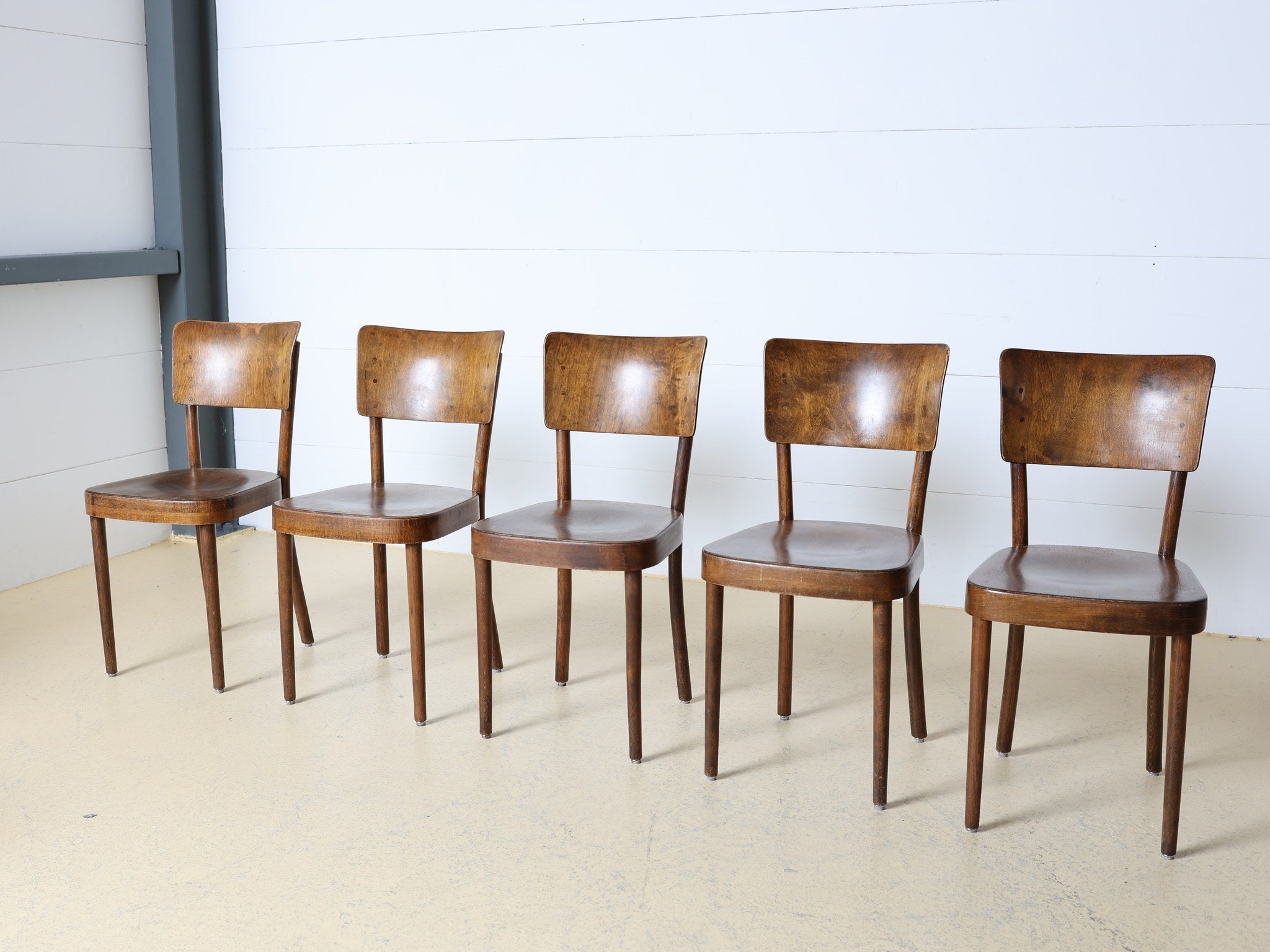 Horgen-Glarus Classic 1-380 Beizenstuhl Set 5 Stück Nussbaum Vintage frontal