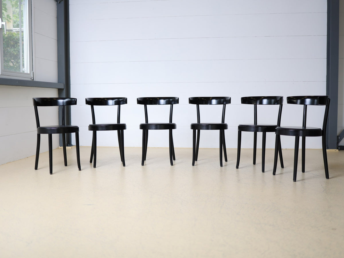 Seitenansicht Horgen-Glarus Bistrostuhl schwarz Hochglanz, geschwungene Beine, Schweizer Design
