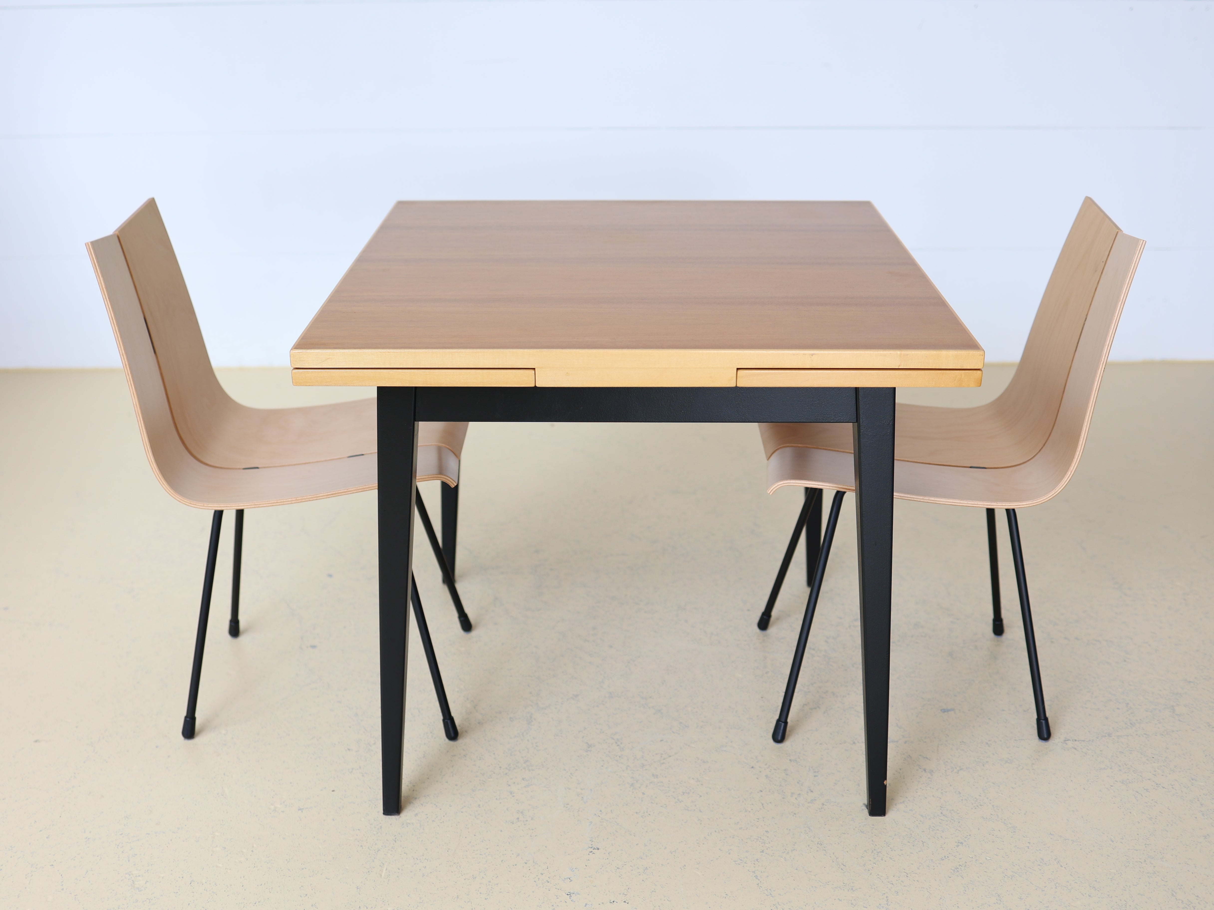 Klassischer Vintage Esstisch von Horgen Glarus aus Massivholz beidseitig ausziehbar von atelier TILIJA.