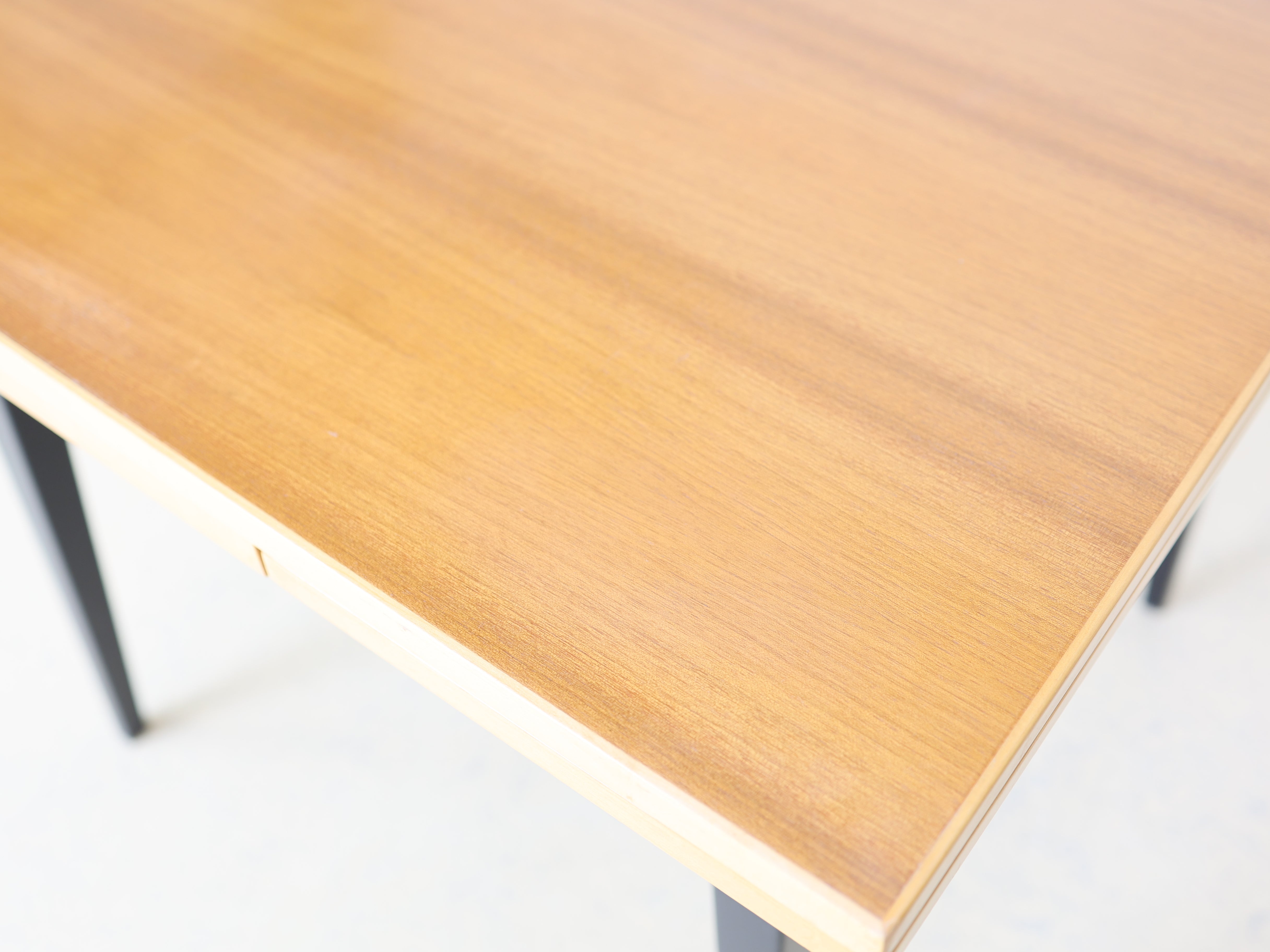 Klassischer Vintage Esstisch von Horgen Glarus aus Massivholz beidseitig ausziehbar von atelier TILIJA.