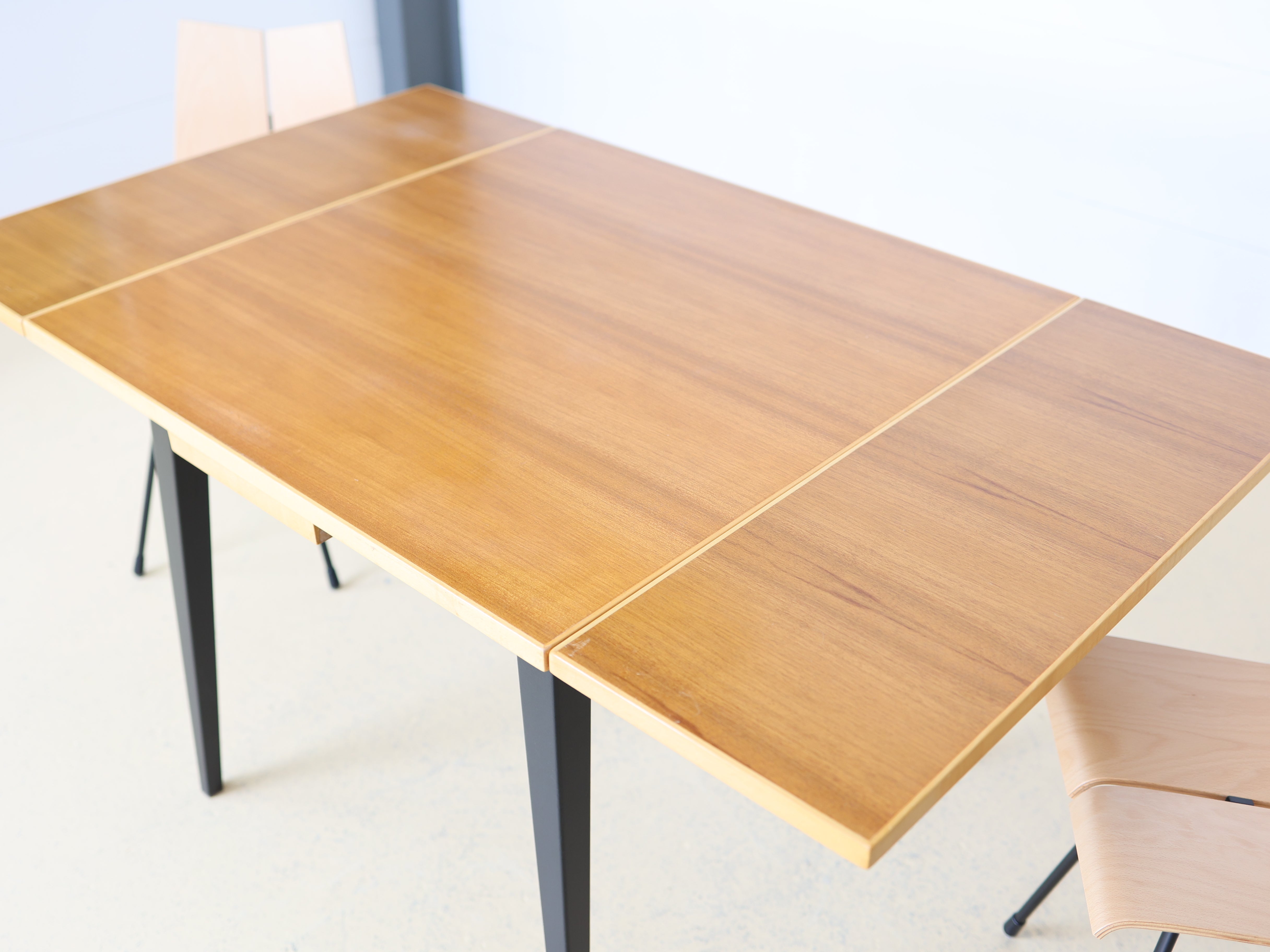 Klassischer Vintage Esstisch von Horgen Glarus aus Massivholz beidseitig ausziehbar von atelier TILIJA. 