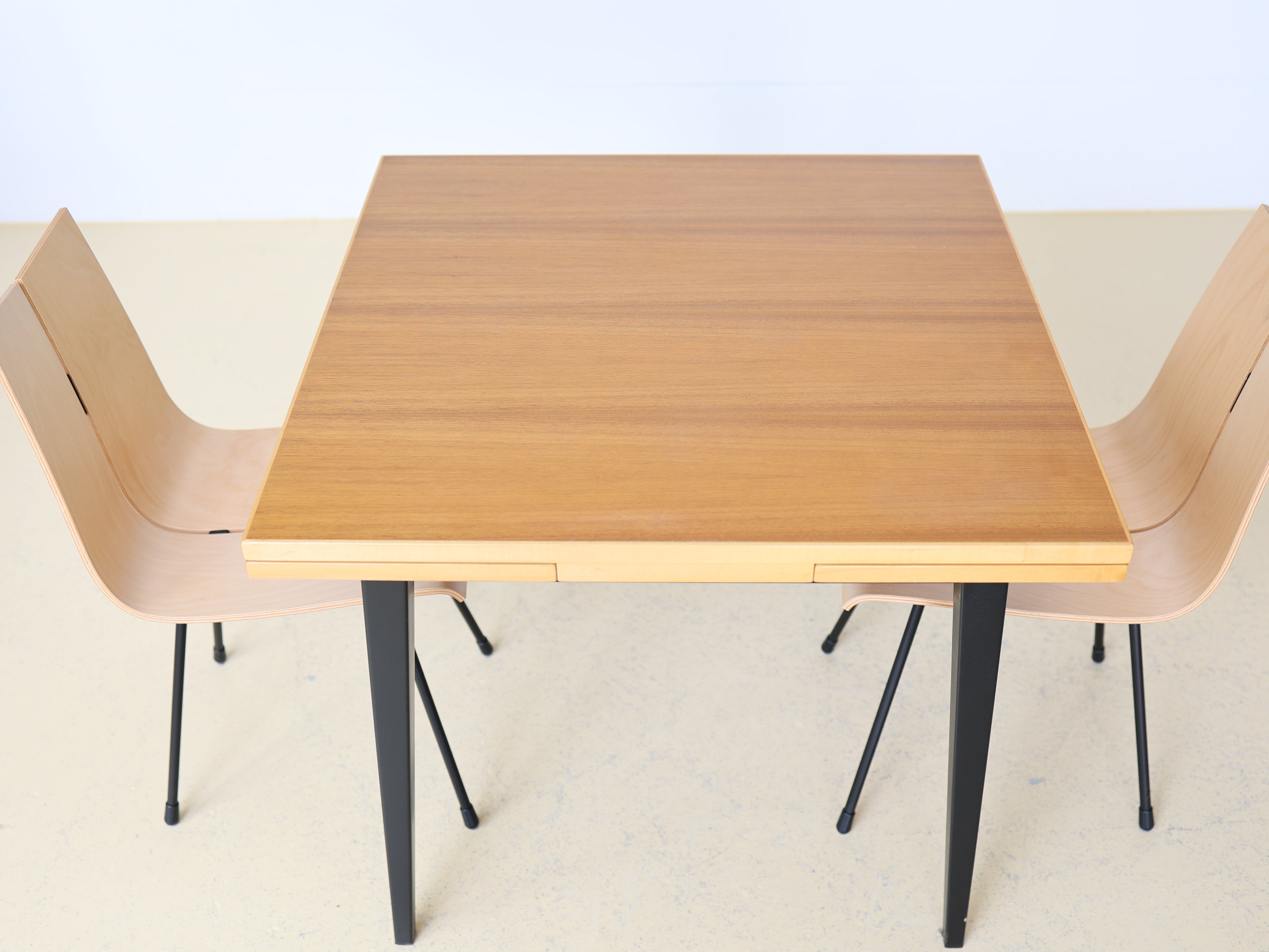 Klassischer Vintage Esstisch von Horgen Glarus aus Massivholz beidseitig ausziehbar von atelier TILIJA.