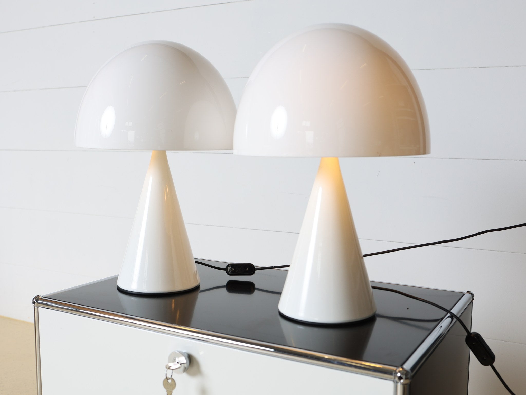 iGuzzini Baobab Lampe konischer Fuss weiss lackiert Detail