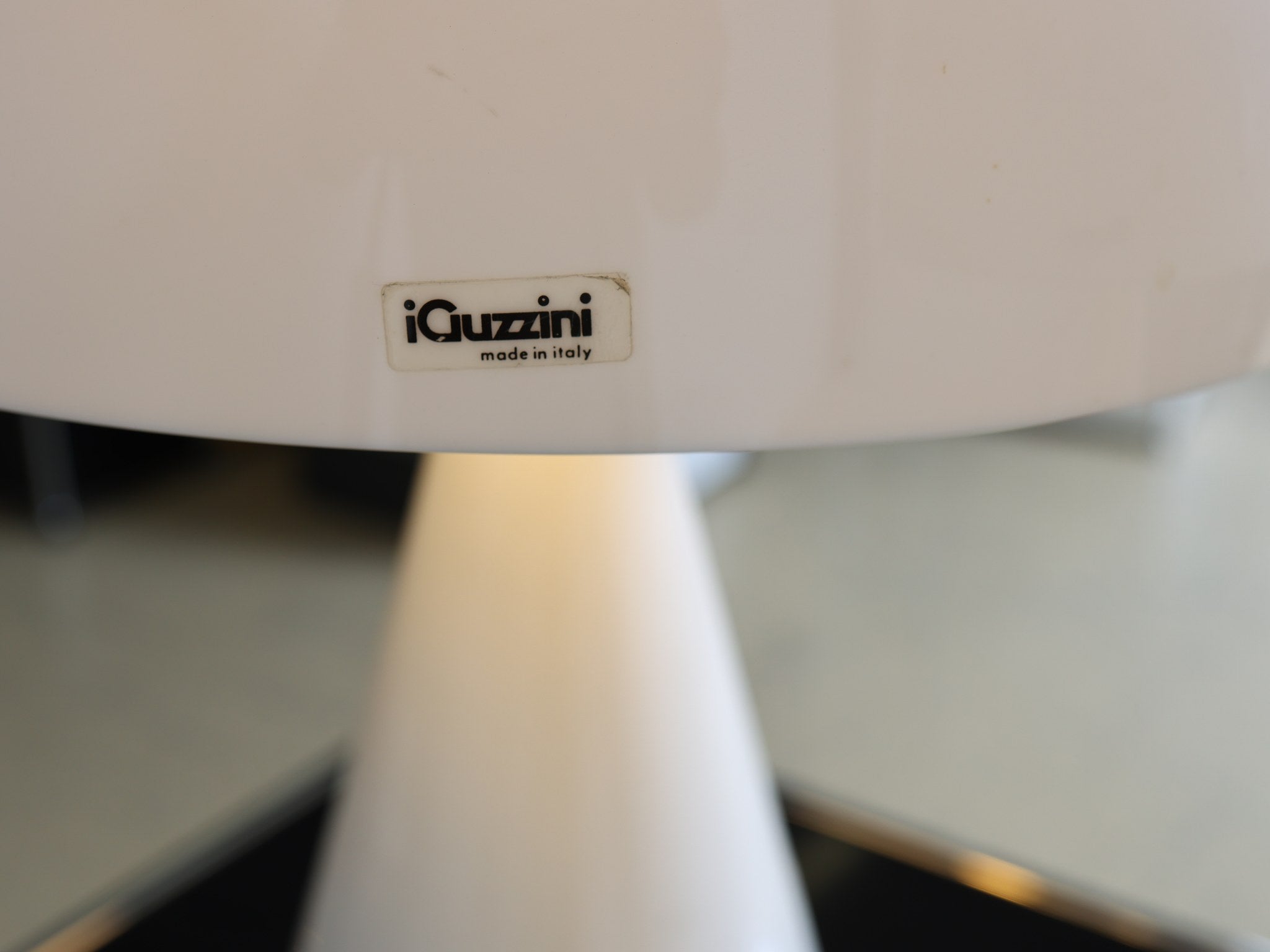 iGuzzini Baobab Tischleuchte Space Age Design konischer Fuss weiss