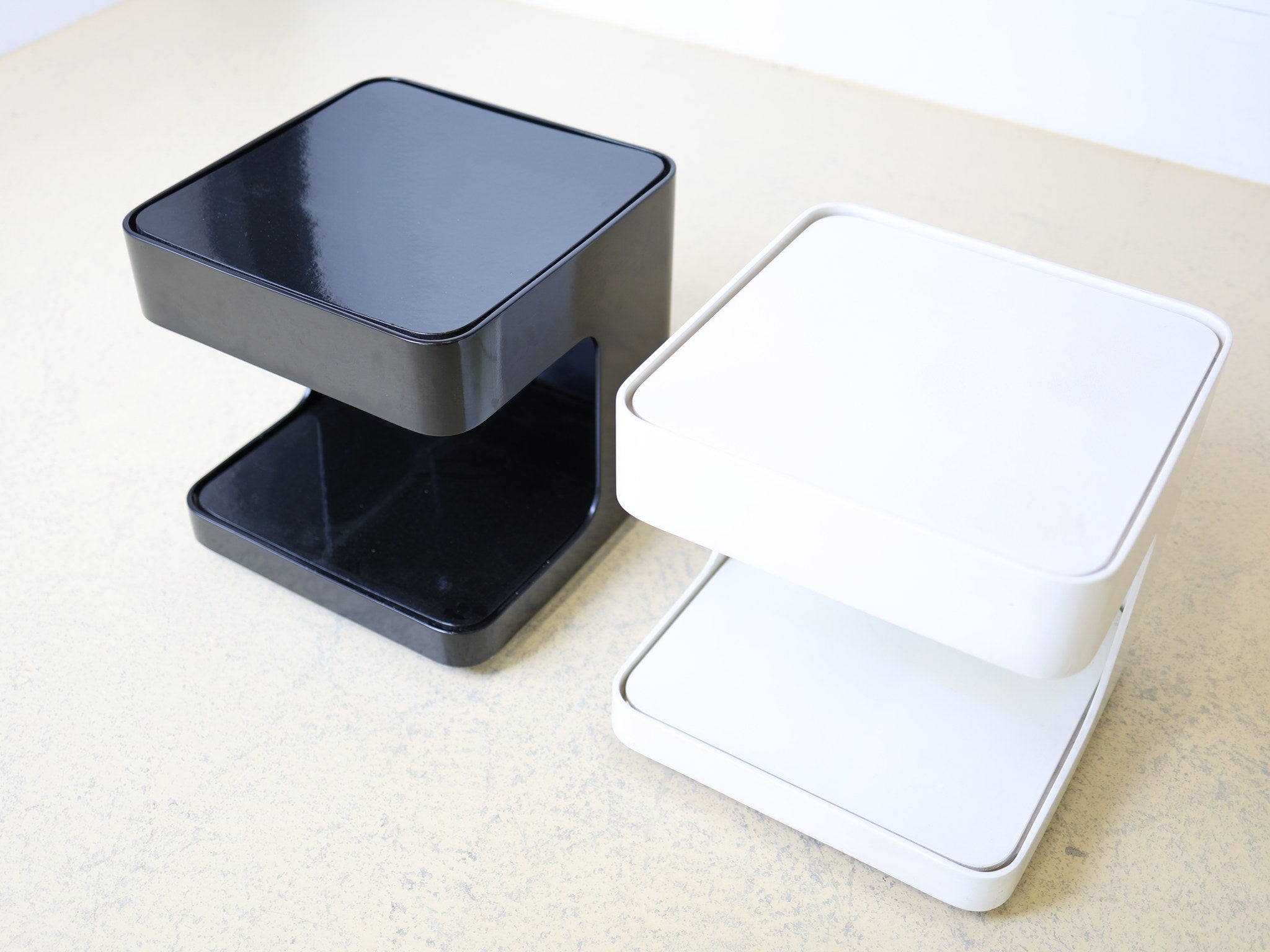 Space Age Beistelltisch Paar Schwarz Weiss Kontrastdesign