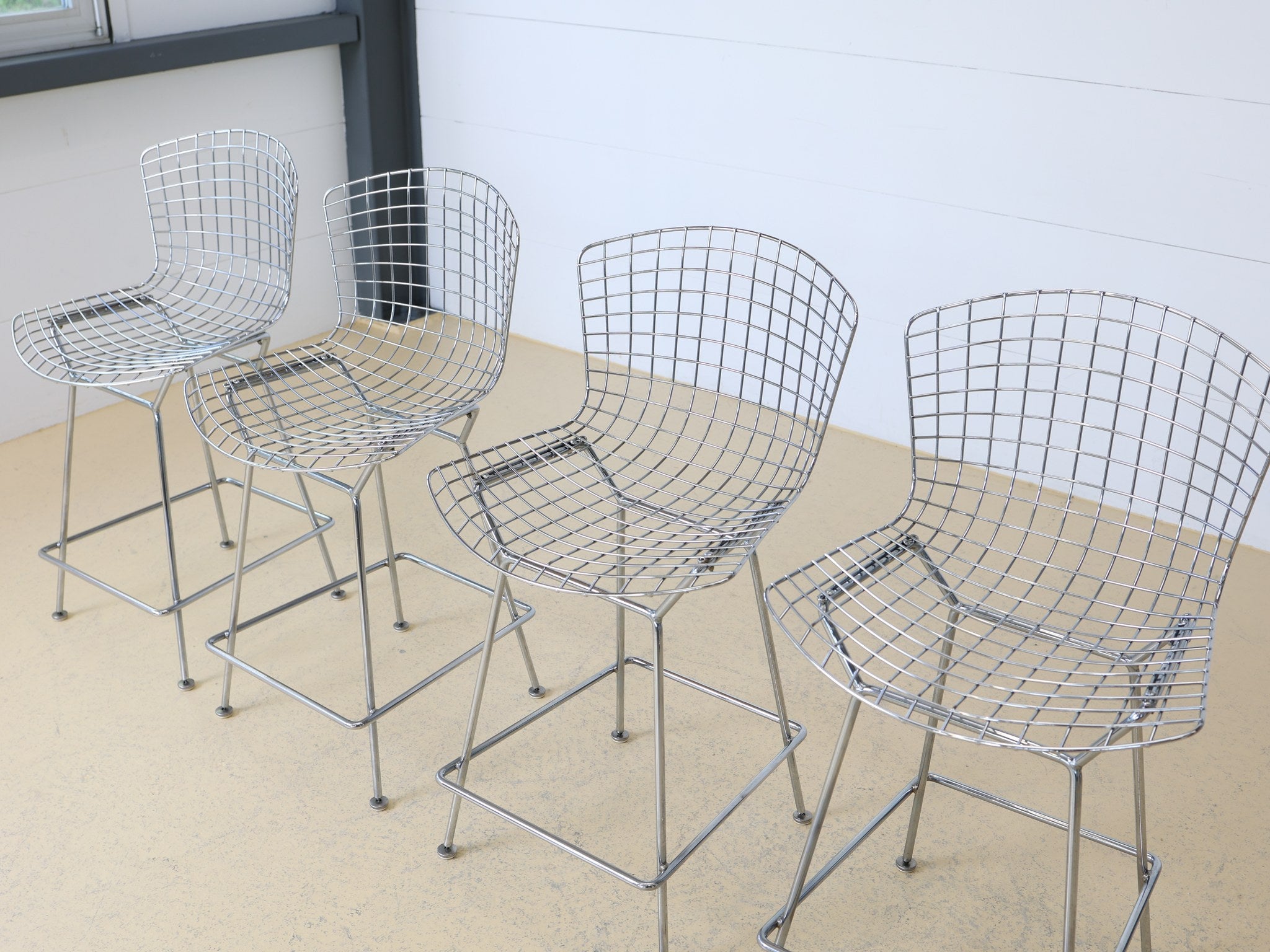 Knoll Bertoia Counter Stool Set 4 Barhocker Chrom Drahtgitter Frontalansicht