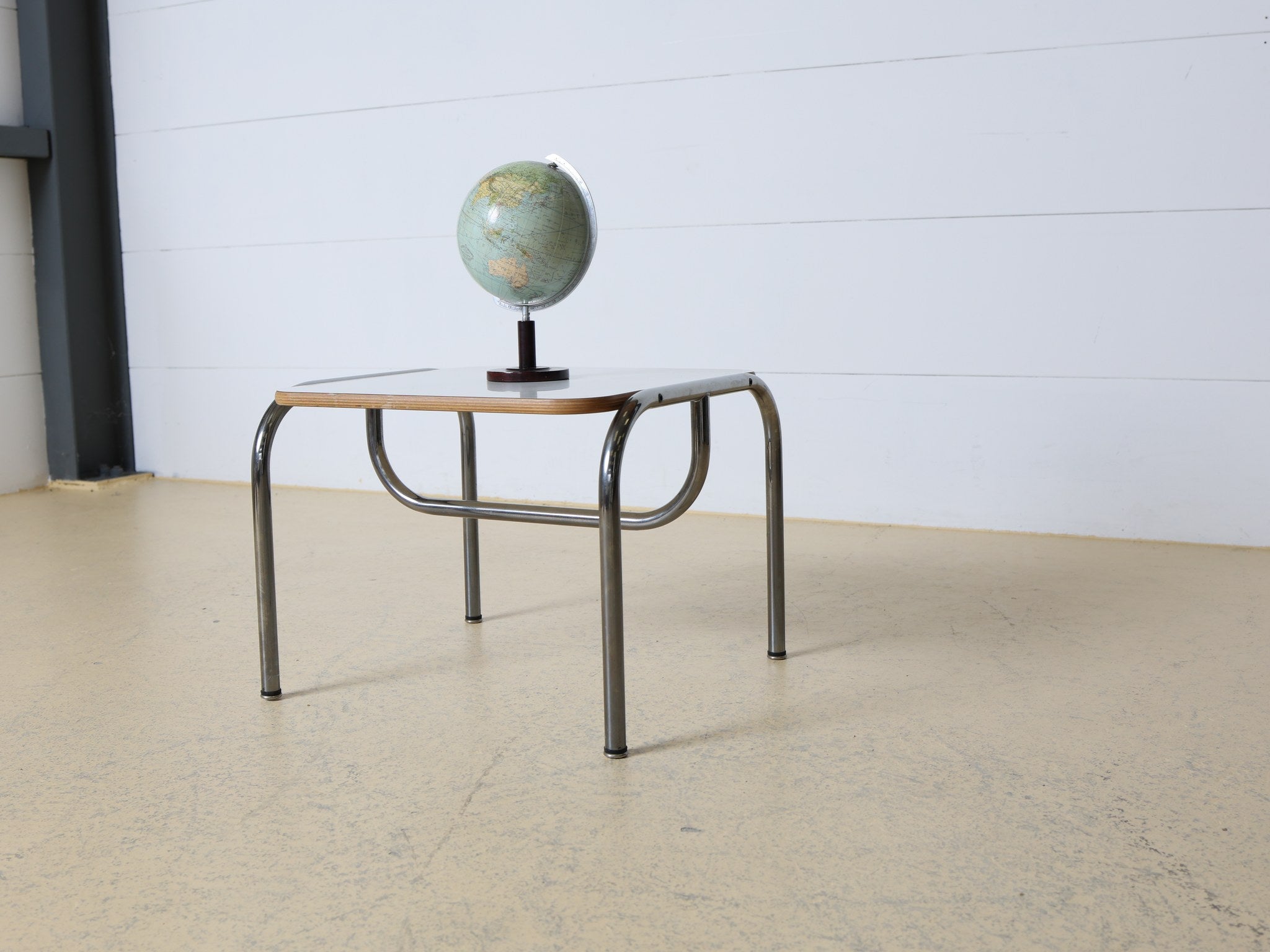Nahaufnahme des verchromten Stahlrohrgestells im Bauhaus-Stil