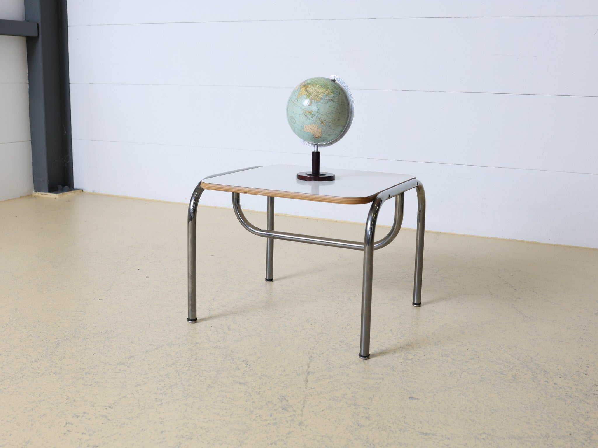 Gesamtansicht des Bauhaus-Beistelltisches in Wohnambiente
