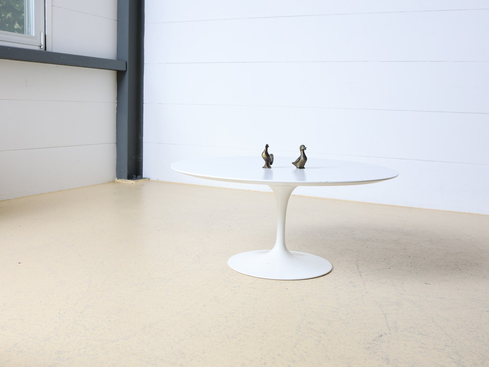 Knoll Tulip Coffee Table von Eero Saarinen in Weiss mit tulpenförmigem Fuss Gesamtansicht